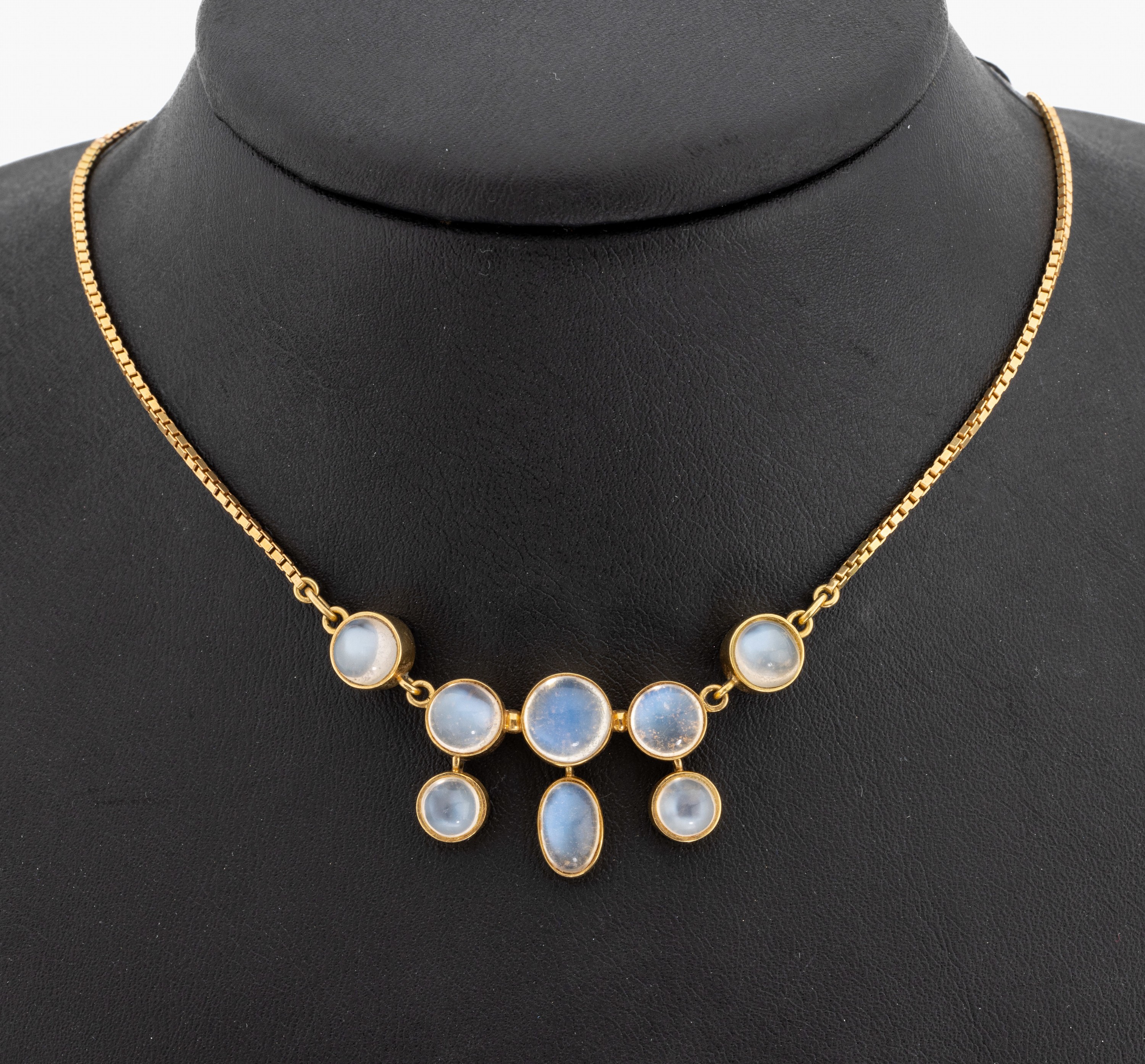 18 kt Gold Mondstein-Collier, GG 750/000, um 1940, 8 Mondsteincabochons, ca. 13.6 g, bewegl. Abhängungen, L. ca. 40 cm, Karabinerschließe