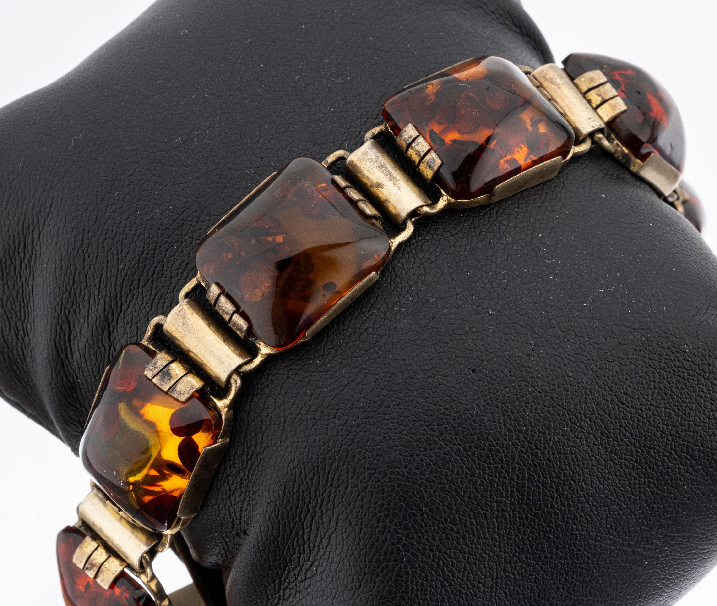 Detail a: Art-Deco-Armband, 830er Silber vergoldet, um 1930, deutsch, Bernstein mit Inclusen, L. ca. 17.5 cm, Kastenschloss mit Sicherheitsacht