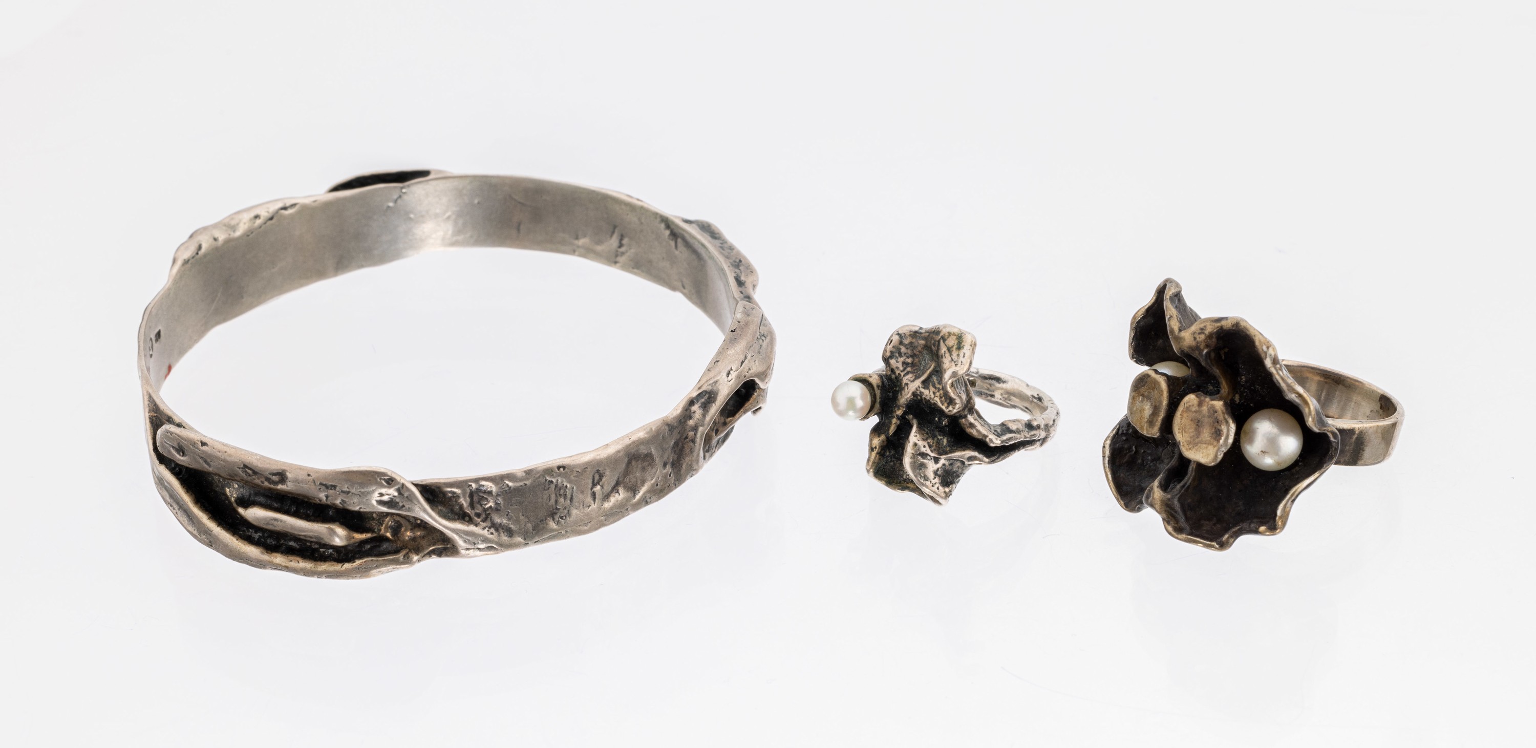 Konvolut Armreif und 2 Ringe, 1970/80er Jahre, 835er Silber, sogn. Brutalismus, Armreif mit Meistermarke unged., D ca. 6.5 cm,RW 52 und 50, schwere ...