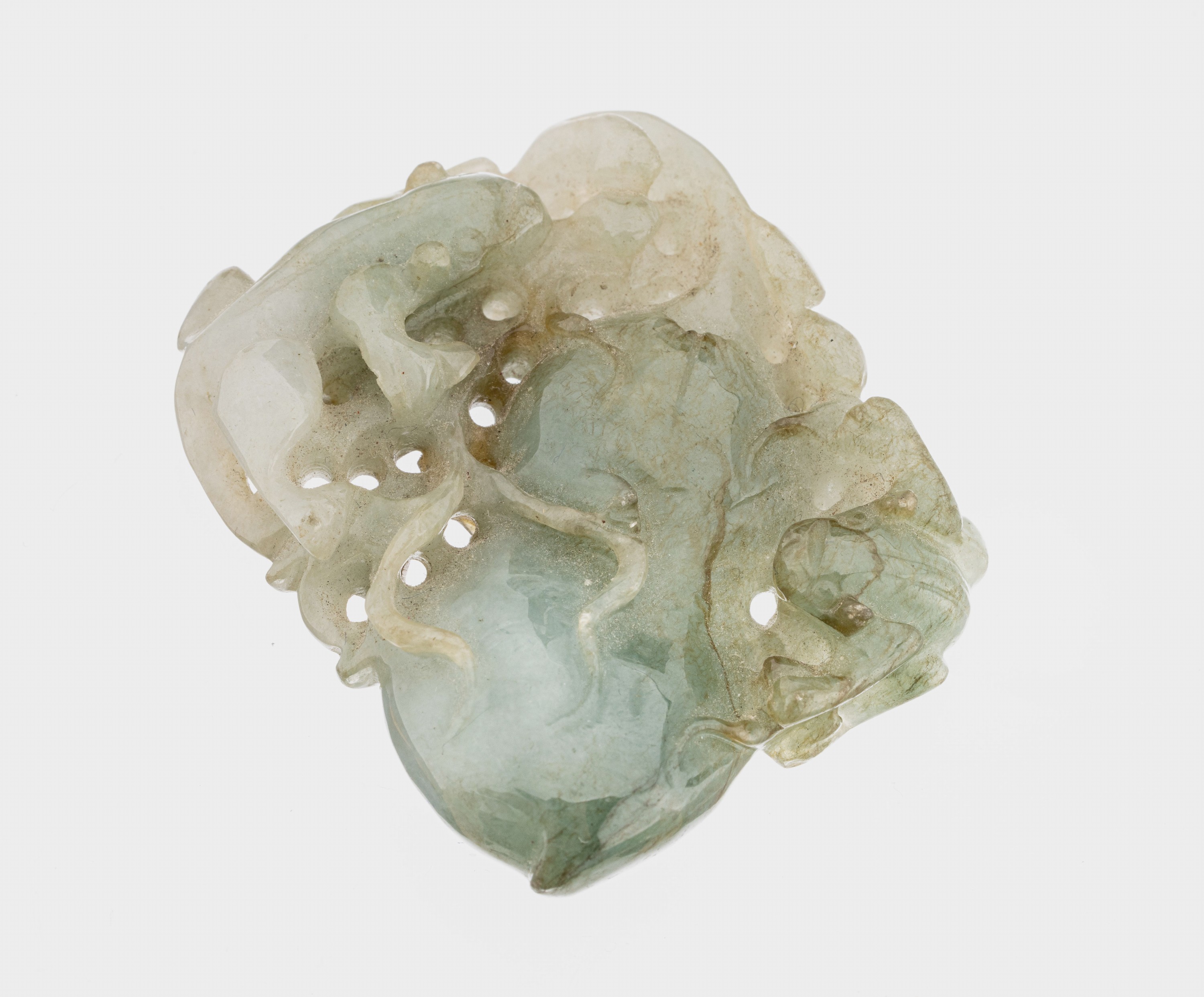 Jade-Anhänger, China um 1910, 2 Frösche mit Frucht, Jade geschnitten und geschliffen, ca. 4.5 x 4 cm, ca. 39.9 g