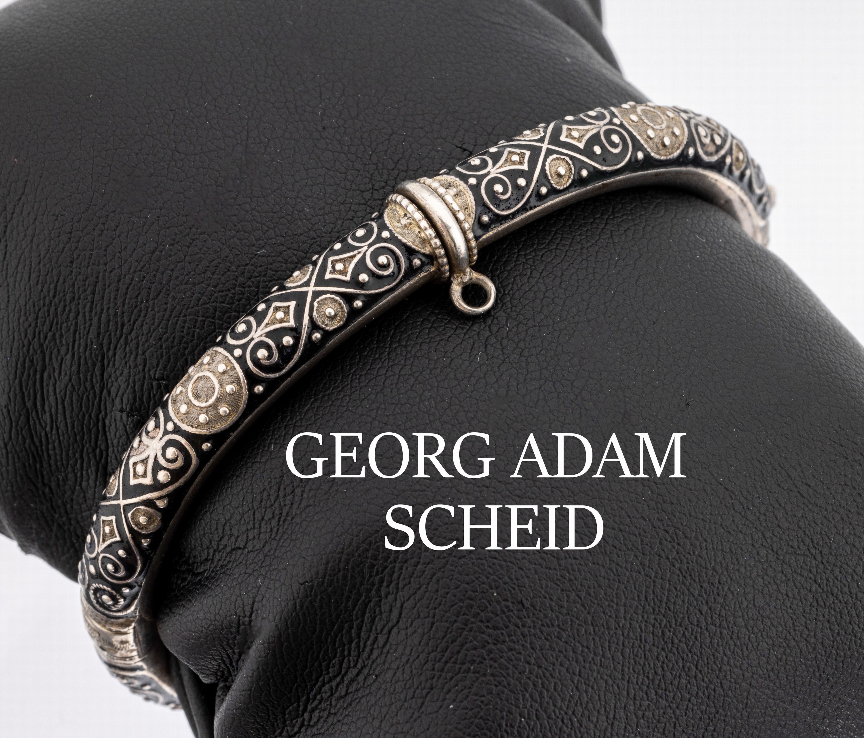 Armreif, Österreich um 1900, Silber, GEORG ADAM SCHEID, vgl. Lit. Neuwirth 1867- 1922, S. 180, aufgelegte Rocaillen und Granulate, Klappscharnier, ...