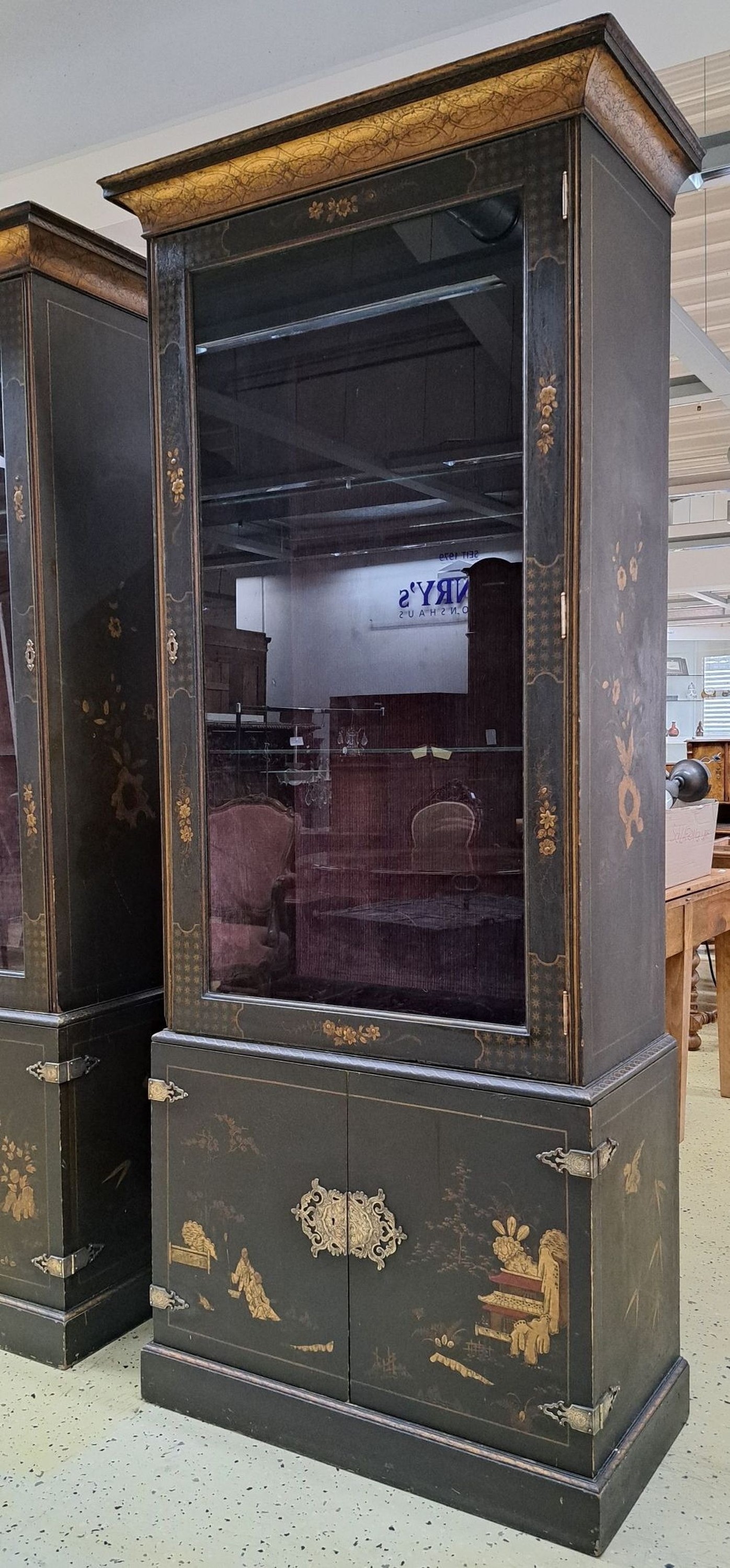 Detail a: Vitrine China, 19.Jh., schwarz lackiert, Malereien in gold, eintürige Vitrine auf zweitürigem Unterteil, Tür öffnet nach rechts, dekoratives ...