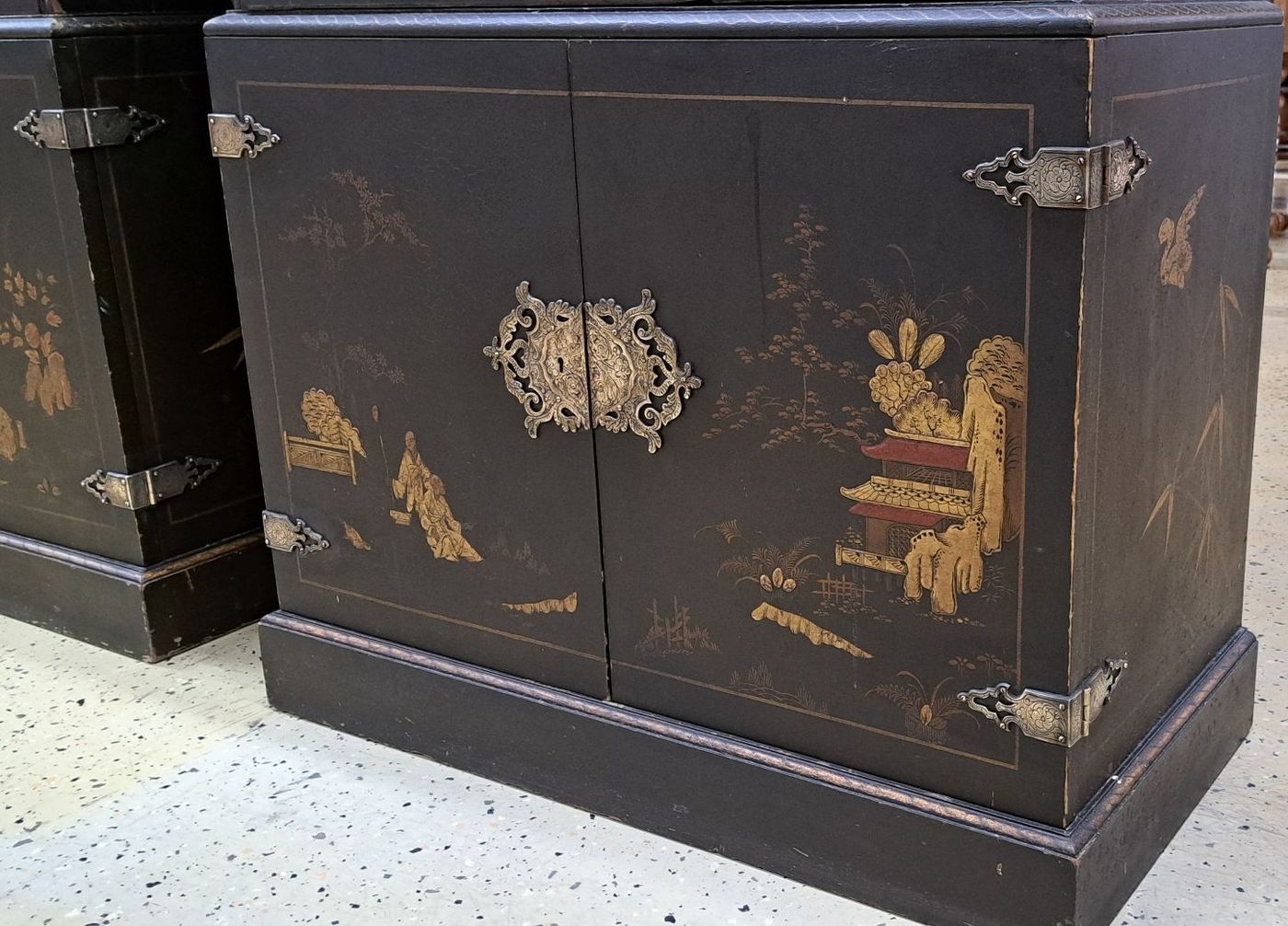 Detail c: Vitrine China, 19.Jh., schwarz lackiert, Malereien in gold, eintürige Vitrine auf zweitürigem Unterteil, Tür öffnet nach rechts, dekoratives ...