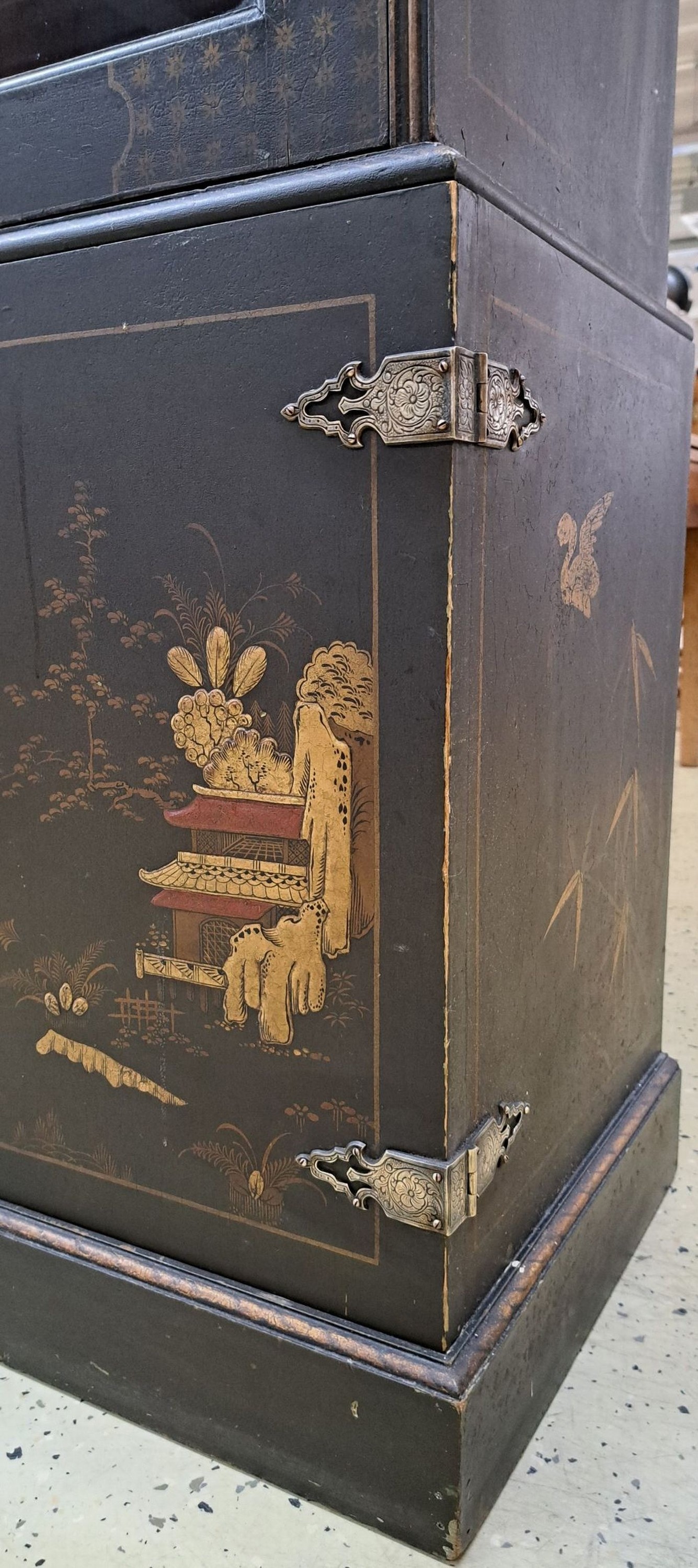 Detail d: Vitrine China, 19.Jh., schwarz lackiert, Malereien in gold, eintürige Vitrine auf zweitürigem Unterteil, Tür öffnet nach rechts, dekoratives ...