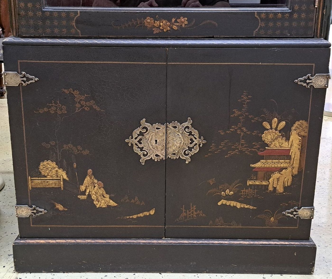 Detail e: Vitrine China, 19.Jh., schwarz lackiert, Malereien in gold, eintürige Vitrine auf zweitürigem Unterteil, Tür öffnet nach rechts, dekoratives ...