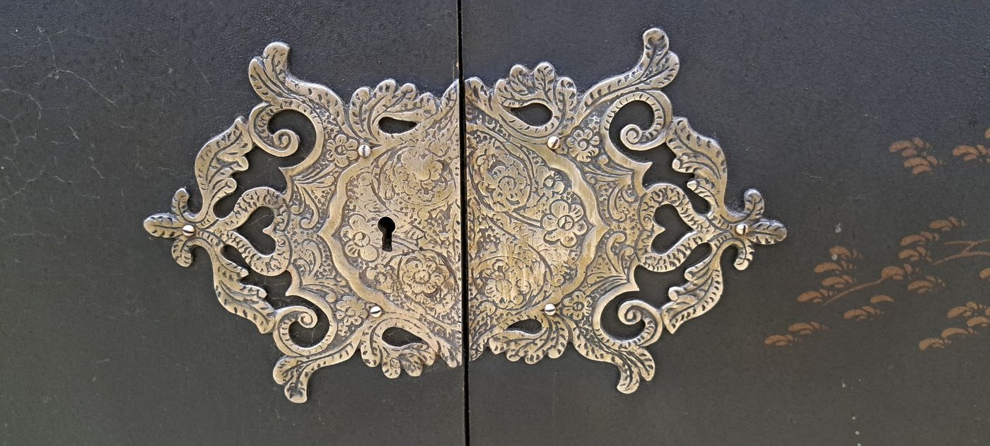 Detail f: Vitrine China, 19.Jh., schwarz lackiert, Malereien in gold, eintürige Vitrine auf zweitürigem Unterteil, Tür öffnet nach rechts, dekoratives ...