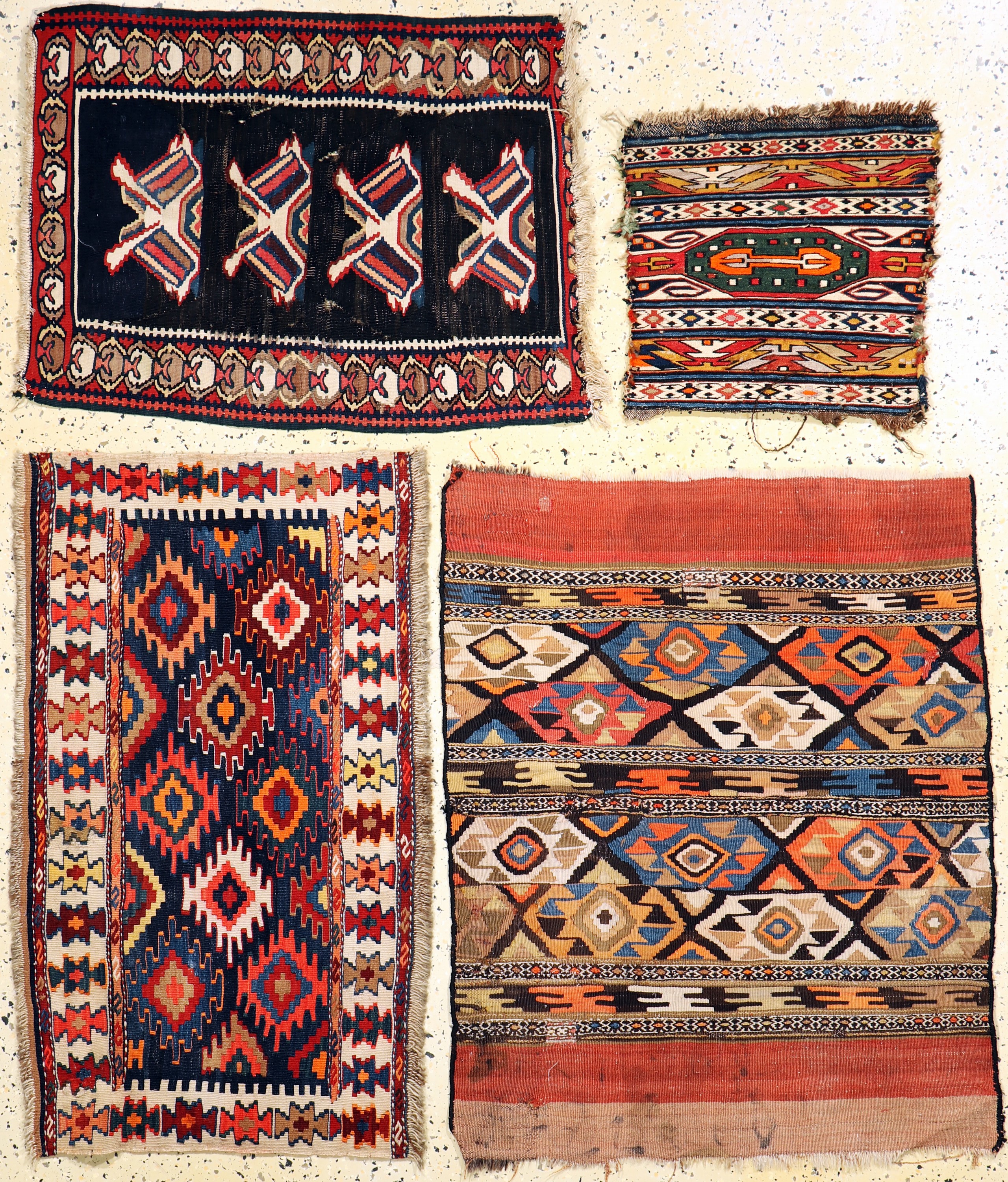 4 Lots Mafraschteile & Kelim, Schahsawan,Senneh Persien, 19.Jhd, Wolle auf Wolle, ca. 100 x 80 cm, EHZ: 2-3