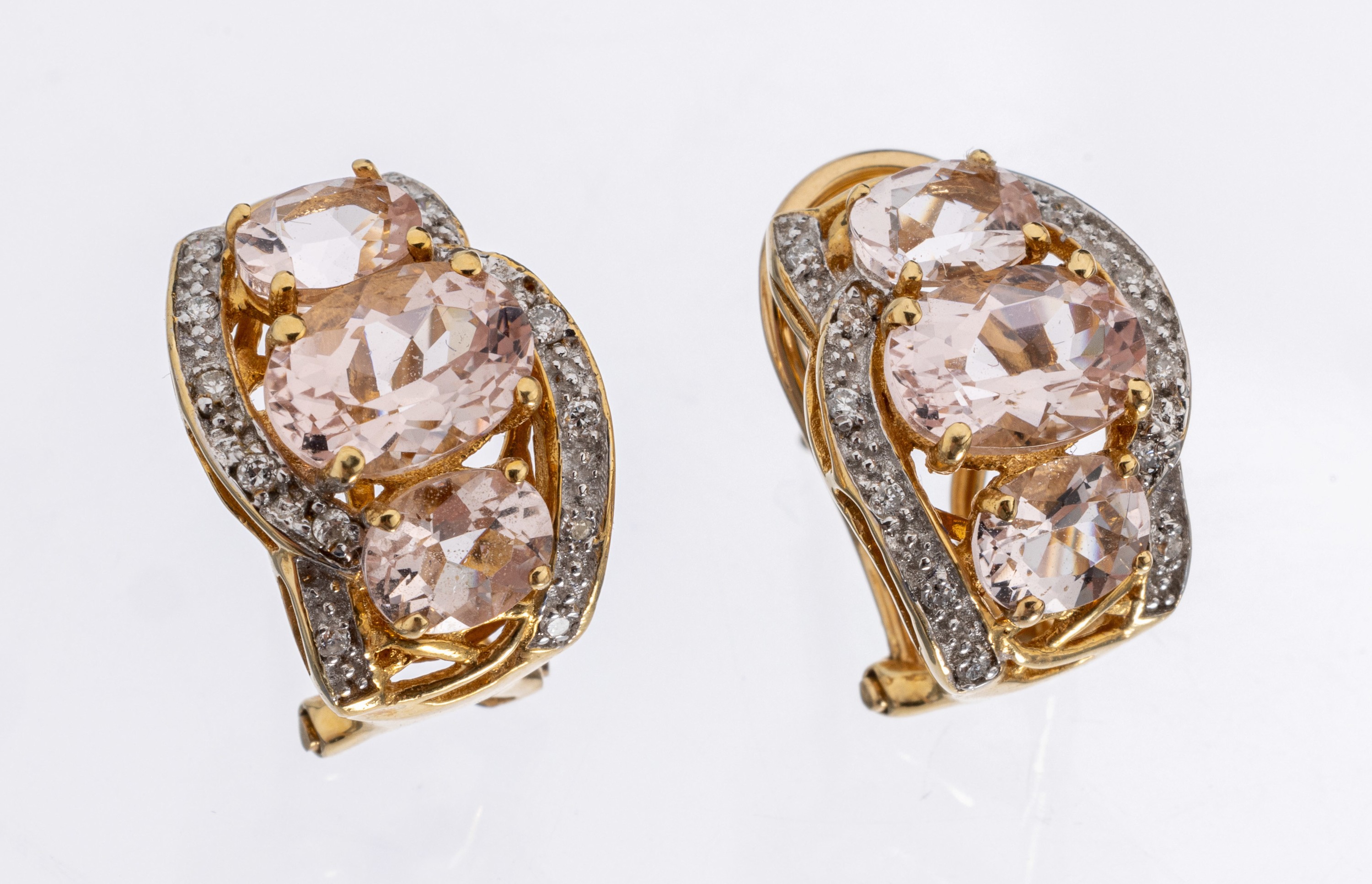 Paar 18 kt Gold Morganit-Diamant-Ohrstecker, GG 750/000 je mit 3 ovalfacett. Morganite zus. ca. 3.0 ct je 12 Diamanten zus. ca. 0.12 ct Weiß/si-p, ...