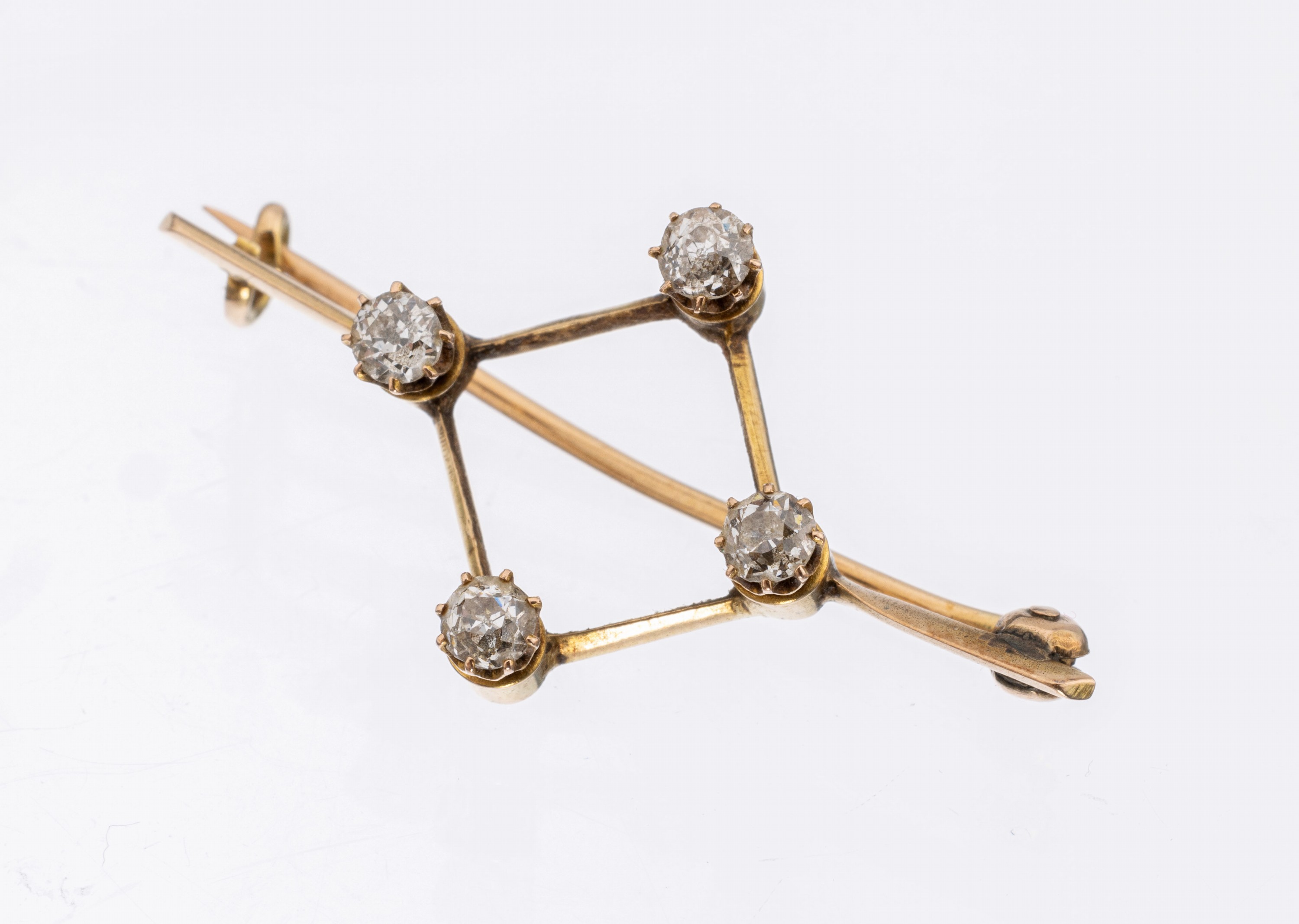 14 kt Gold Diamant-Brosche, um 1880-90, GG 585/000 gepr., feine zarte Verarbeitung, quadratisch, Ecken je mit 1 Altschliffdiamant zus. ca. 0.40 ct ...