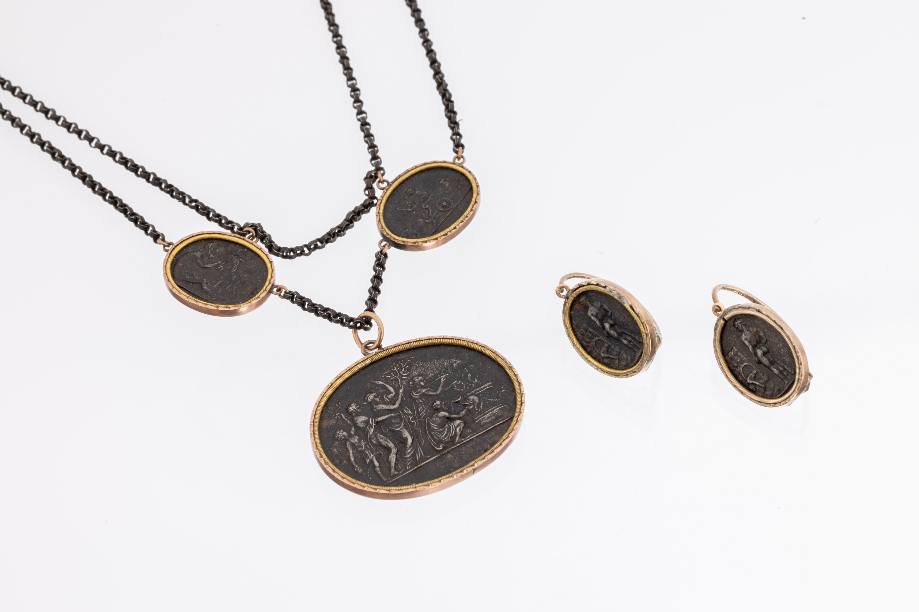 Berliner Eisen Schmuckset, Berlin um 1830 -35, best. aus: 1 Collier, 3 ovale Scheiben mit antikisierenden Darstellungen, in RG 333/000 gefasst, ...