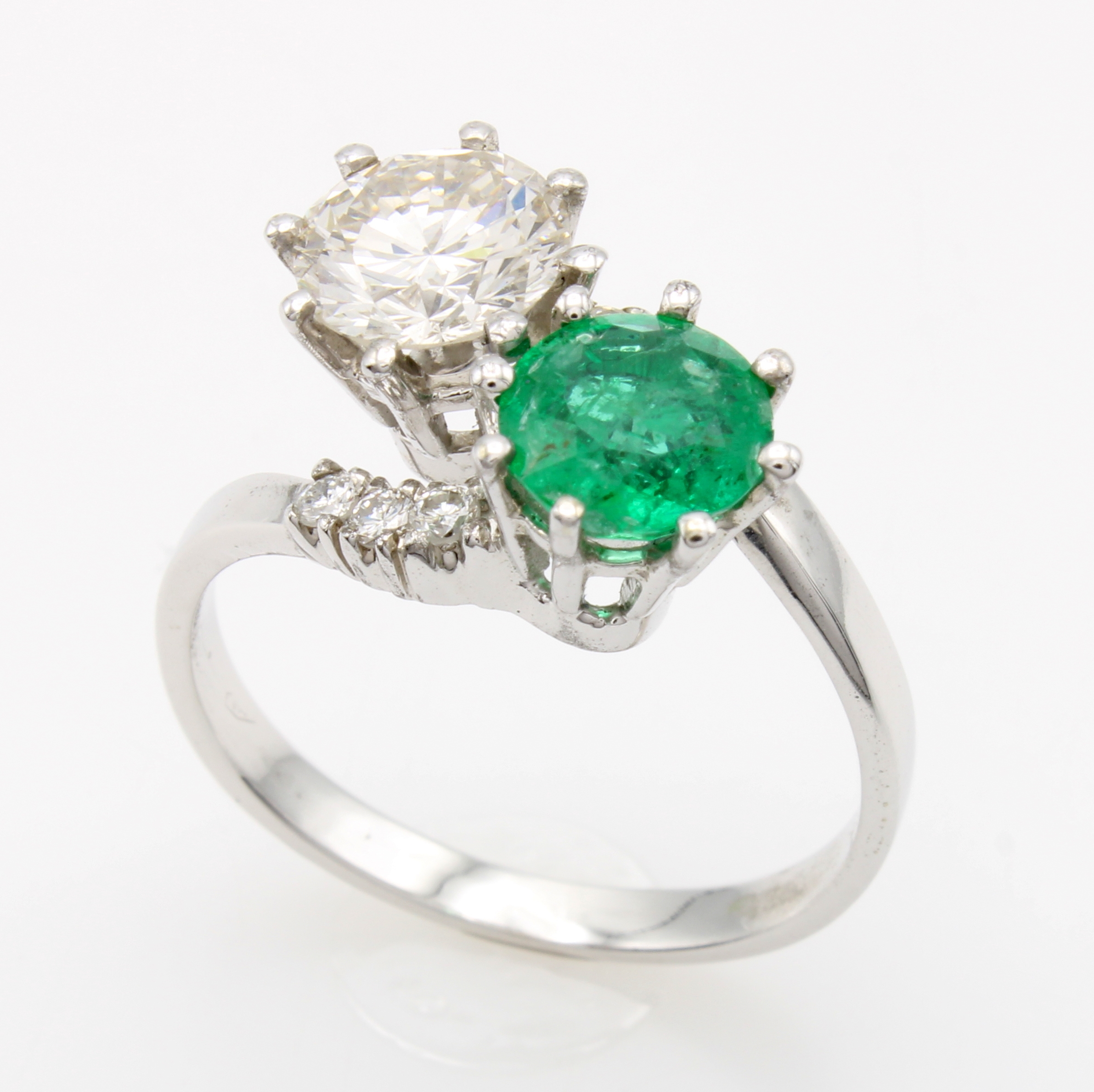 Image 26842952 - Ring mit Smaragd und Brillanten, WG 750/000,Smaragd ca. 1.10 ct, Solitär ca. 1.25 ct ...