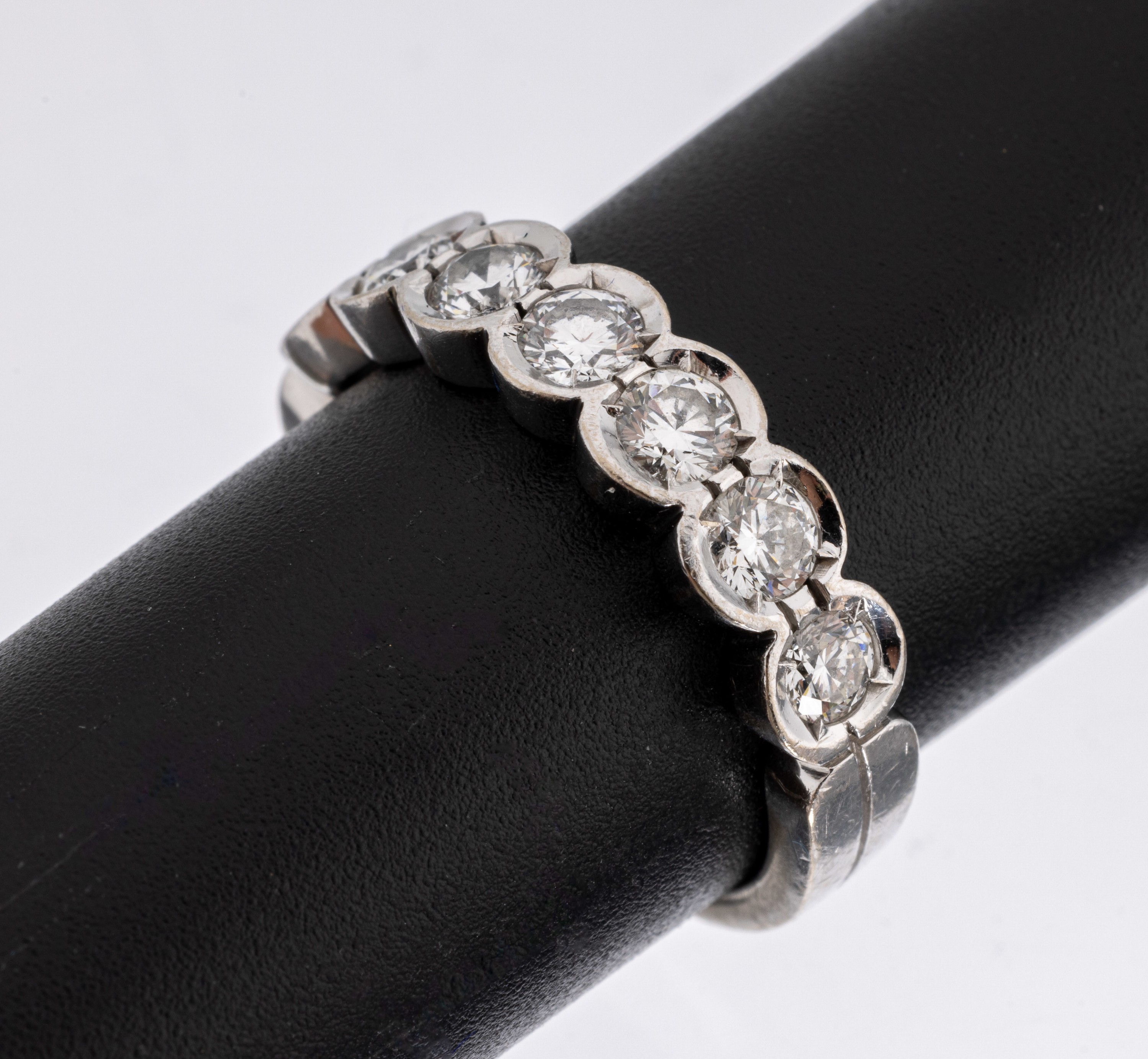 14 kt Gold Brillant-Ring, WG 585/000, bes. mit 7 Brillanten zus. ca. 1.50 ct feines Weiß-Weiß/vs, RW 57, ca. 5.7 g