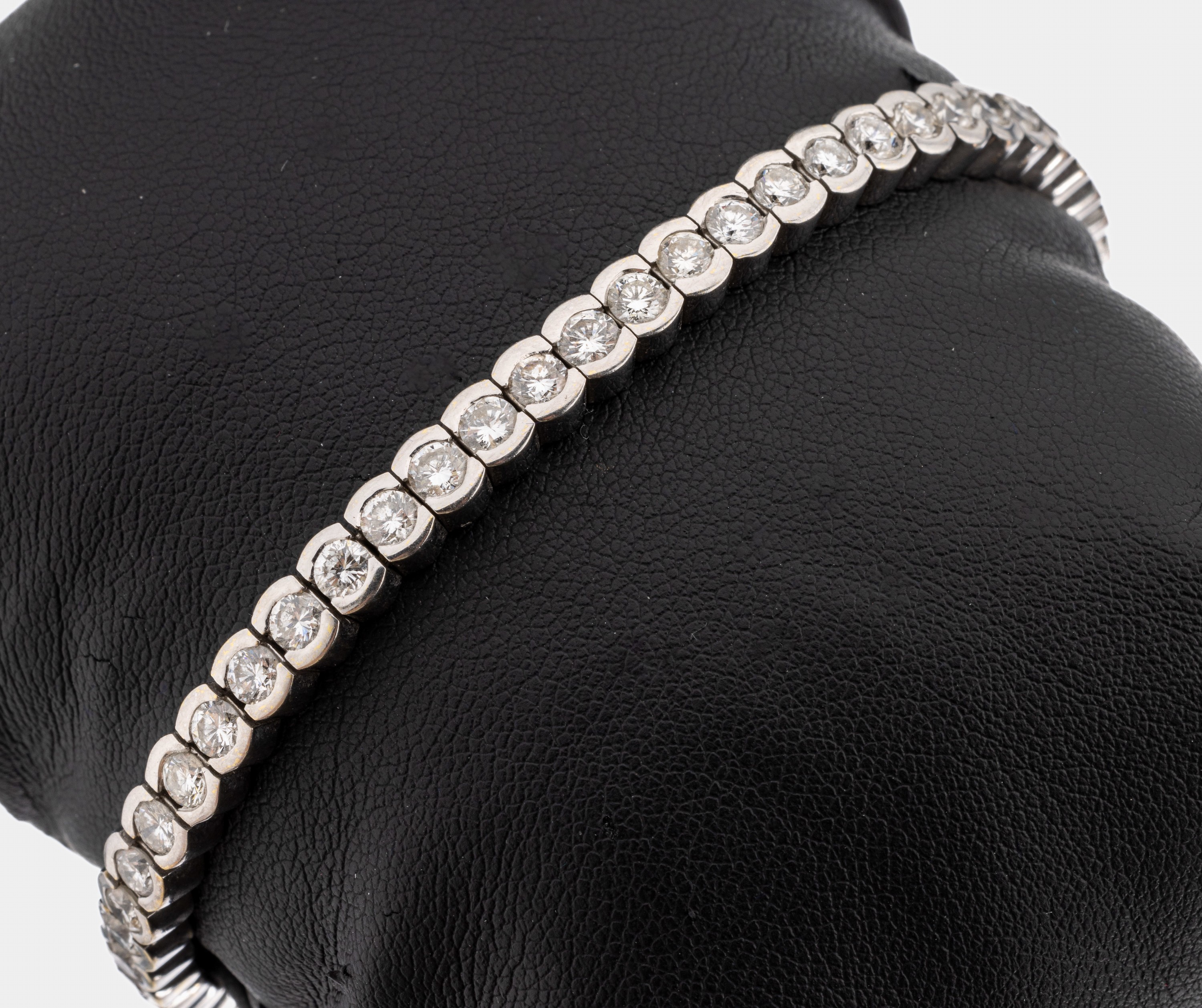 18 kt Gold Brillant-Armband, WG 750/000, 51 Brillanten zus. ca. 6.20 ct Weiß/si, L. ca.18.5 cm, Kastenschloss mit 2 Sicherheitsachten, ca. 31.9 g