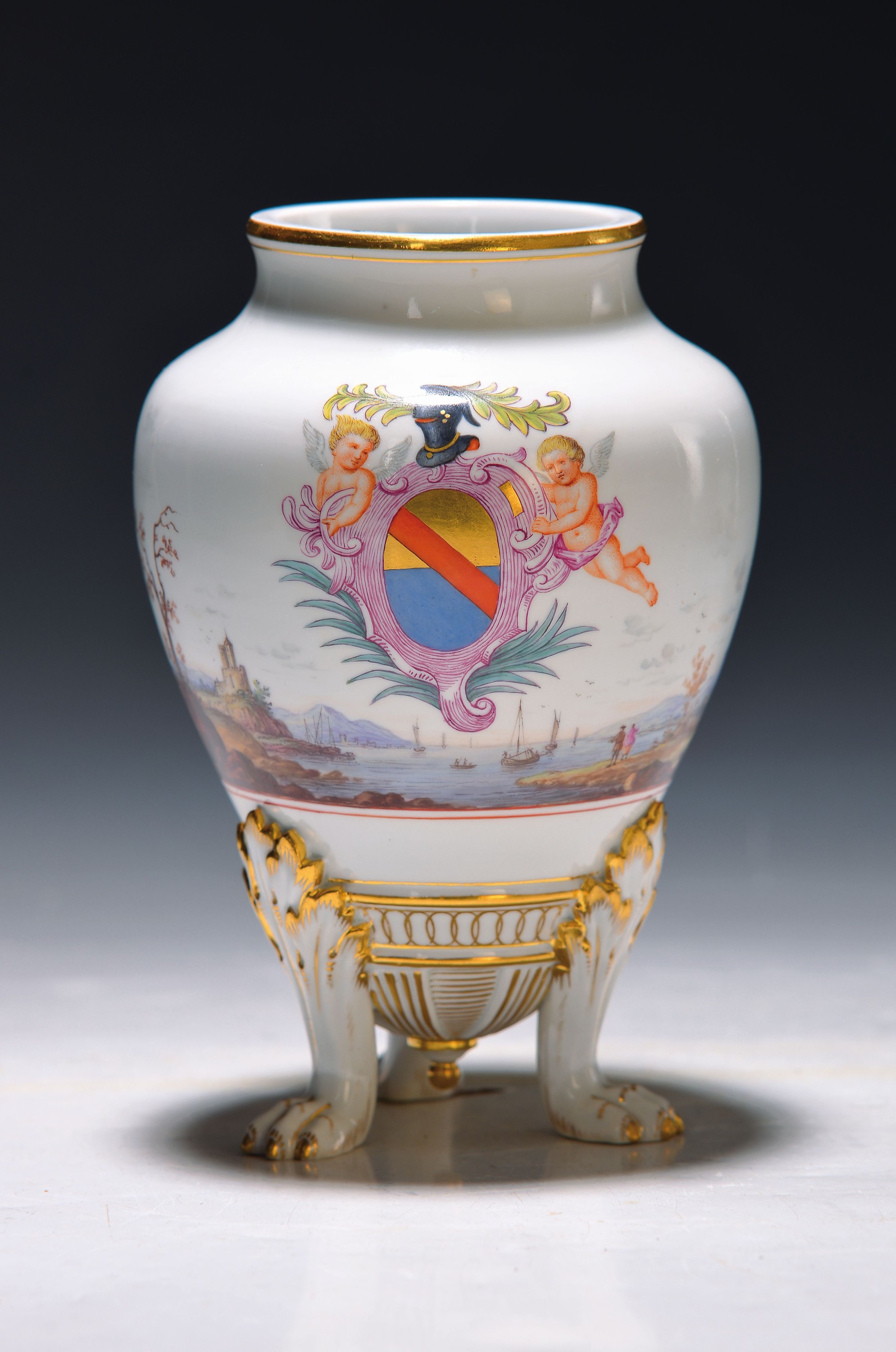 Fußvase, Meissen, um 1880/90, Porzellan, 1. Wahl, auf drei Tatzenfüssen stehende Vase, Front mit Wappen der venezianischen Familie Diedo, ...