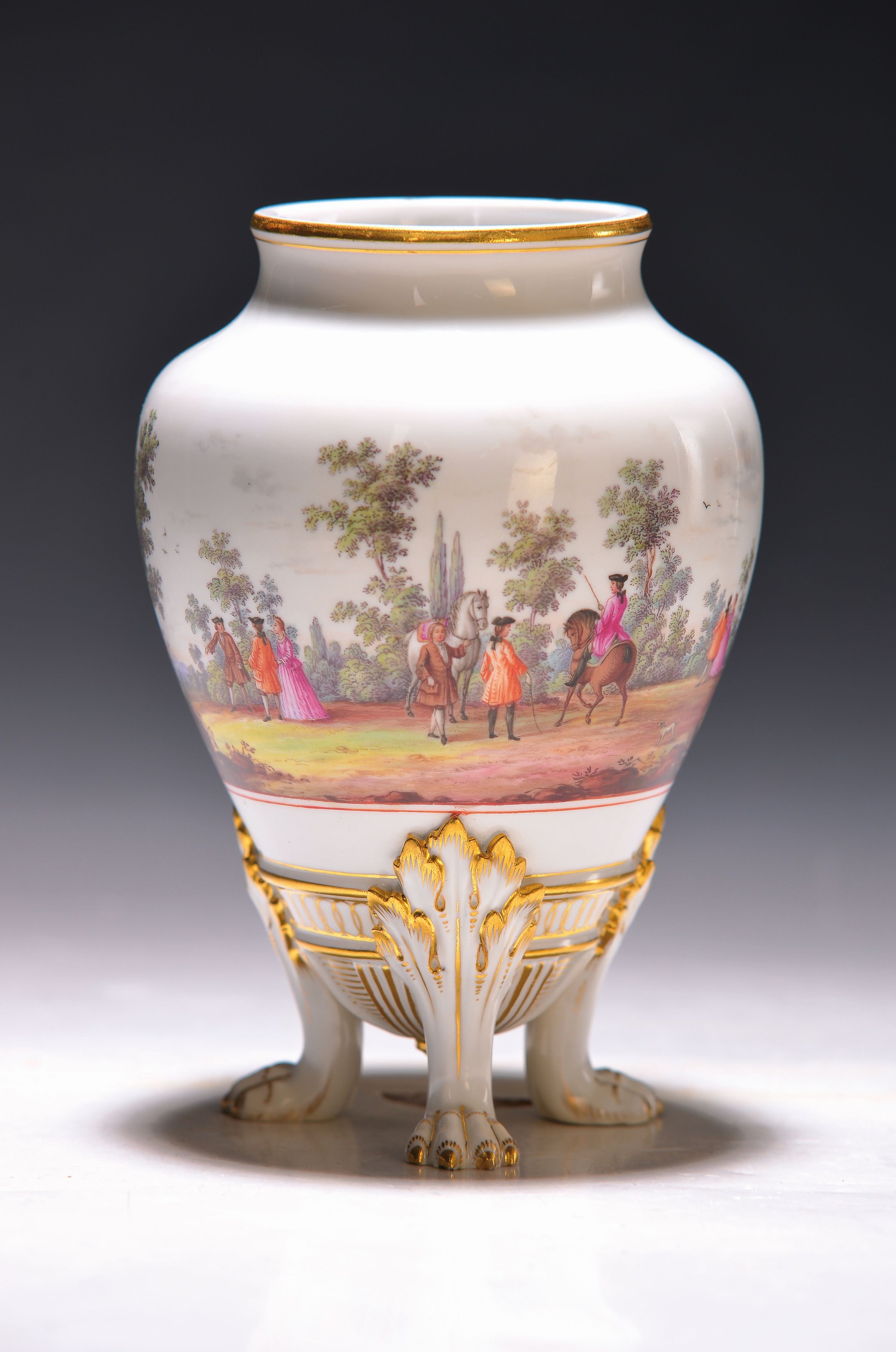 Detail a: Fußvase, Meissen, um 1880/90, Porzellan, 1. Wahl, auf drei Tatzenfüssen stehende Vase, Front mit Wappen der venezianischen Familie Diedo, ...