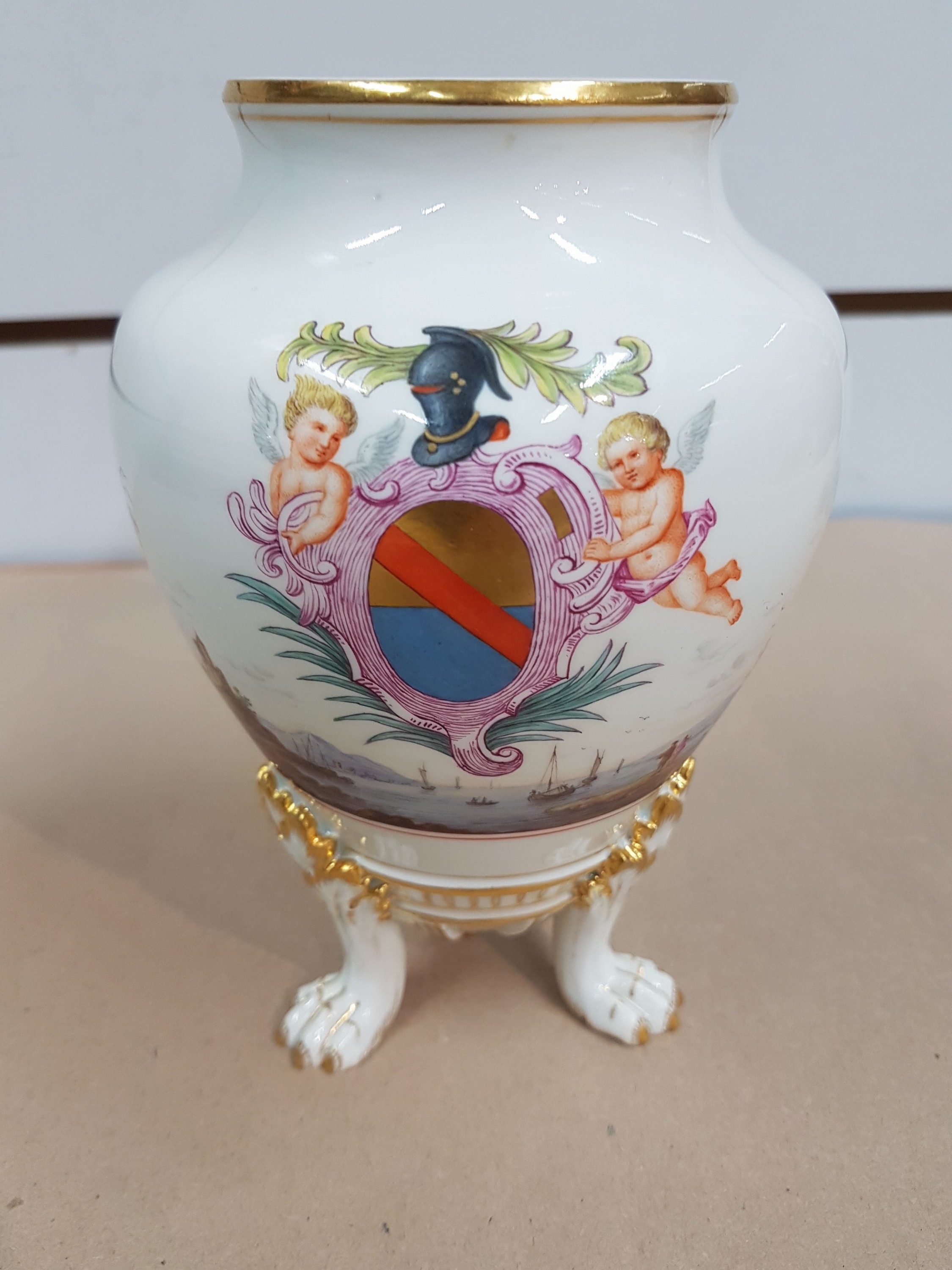 Detail b: Fußvase, Meissen, um 1880/90, Porzellan, 1. Wahl, auf drei Tatzenfüssen stehende Vase, Front mit Wappen der venezianischen Familie Diedo, ...