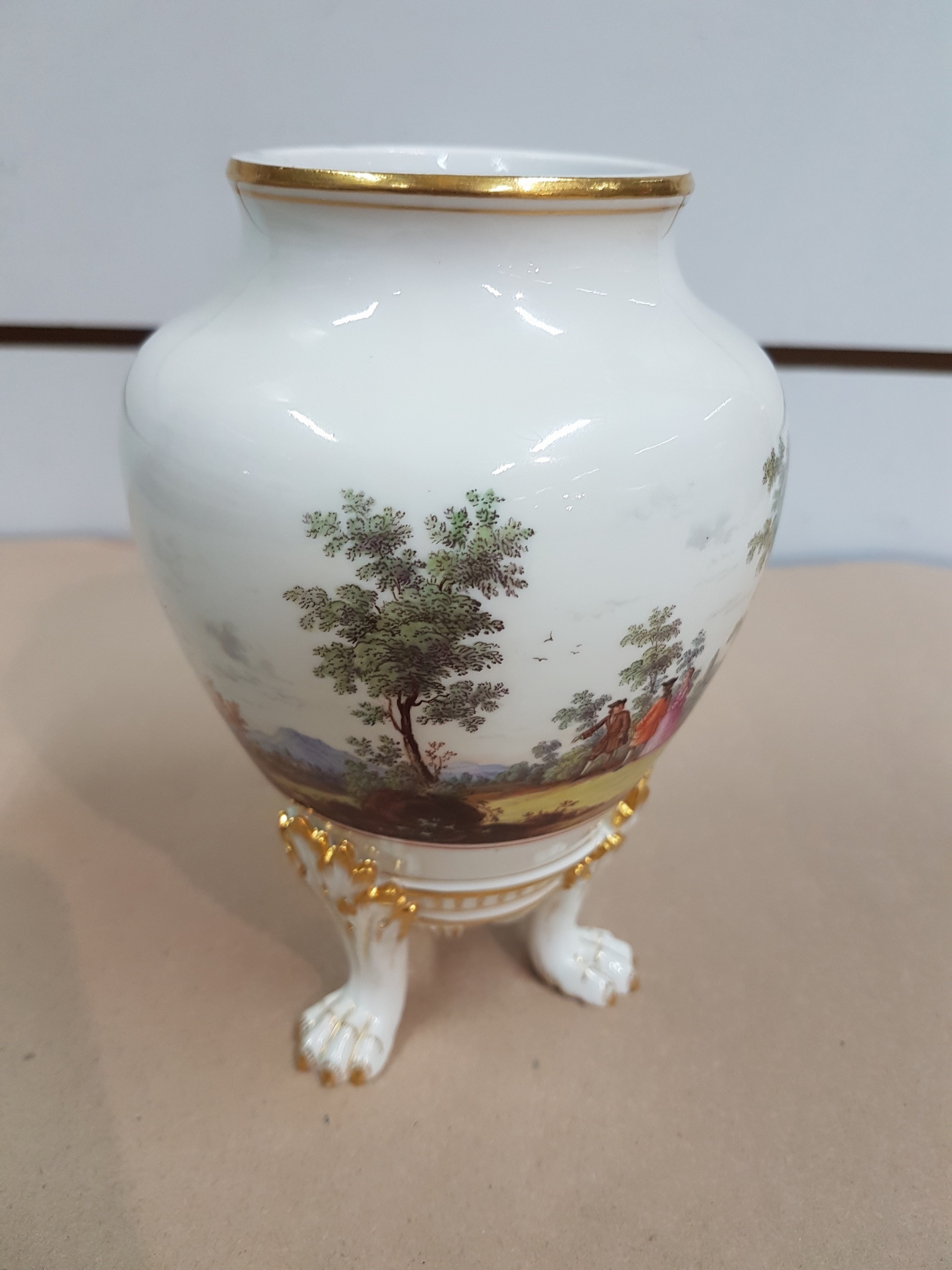 Detail c: Fußvase, Meissen, um 1880/90, Porzellan, 1. Wahl, auf drei Tatzenfüssen stehende Vase, Front mit Wappen der venezianischen Familie Diedo, ...