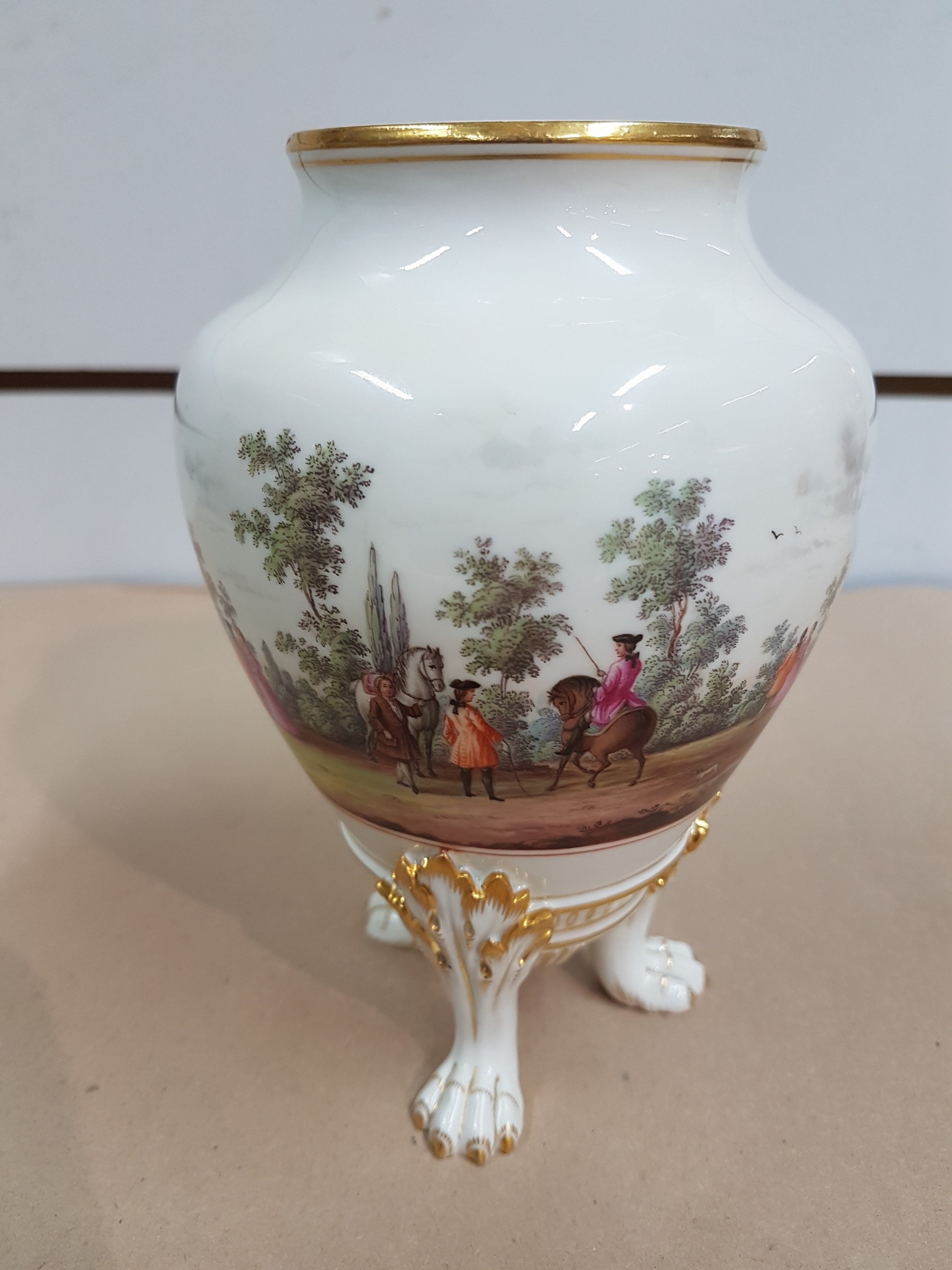 Detail d: Fußvase, Meissen, um 1880/90, Porzellan, 1. Wahl, auf drei Tatzenfüssen stehende Vase, Front mit Wappen der venezianischen Familie Diedo, ...