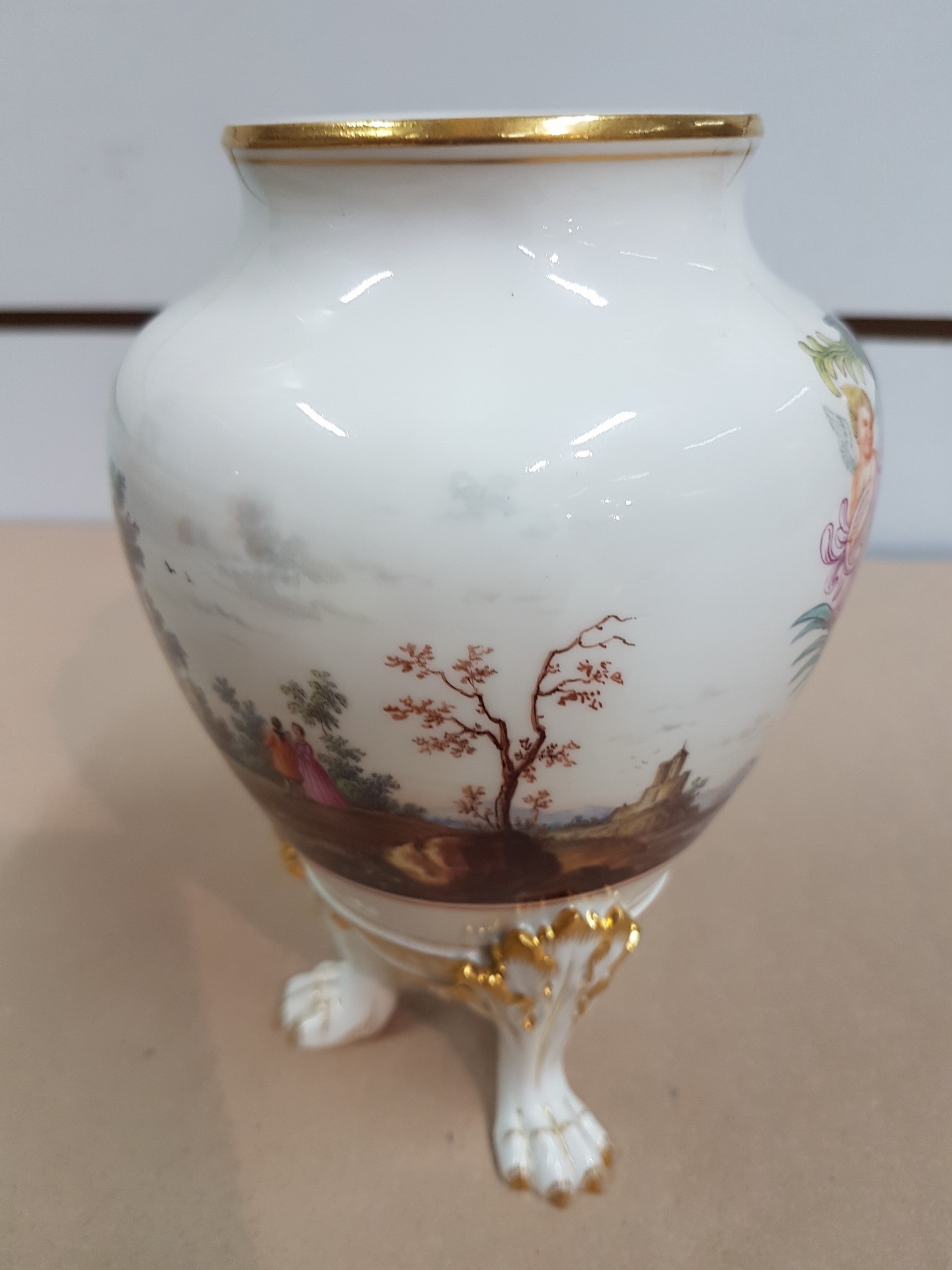 Detail e: Fußvase, Meissen, um 1880/90, Porzellan, 1. Wahl, auf drei Tatzenfüssen stehende Vase, Front mit Wappen der venezianischen Familie Diedo, ...