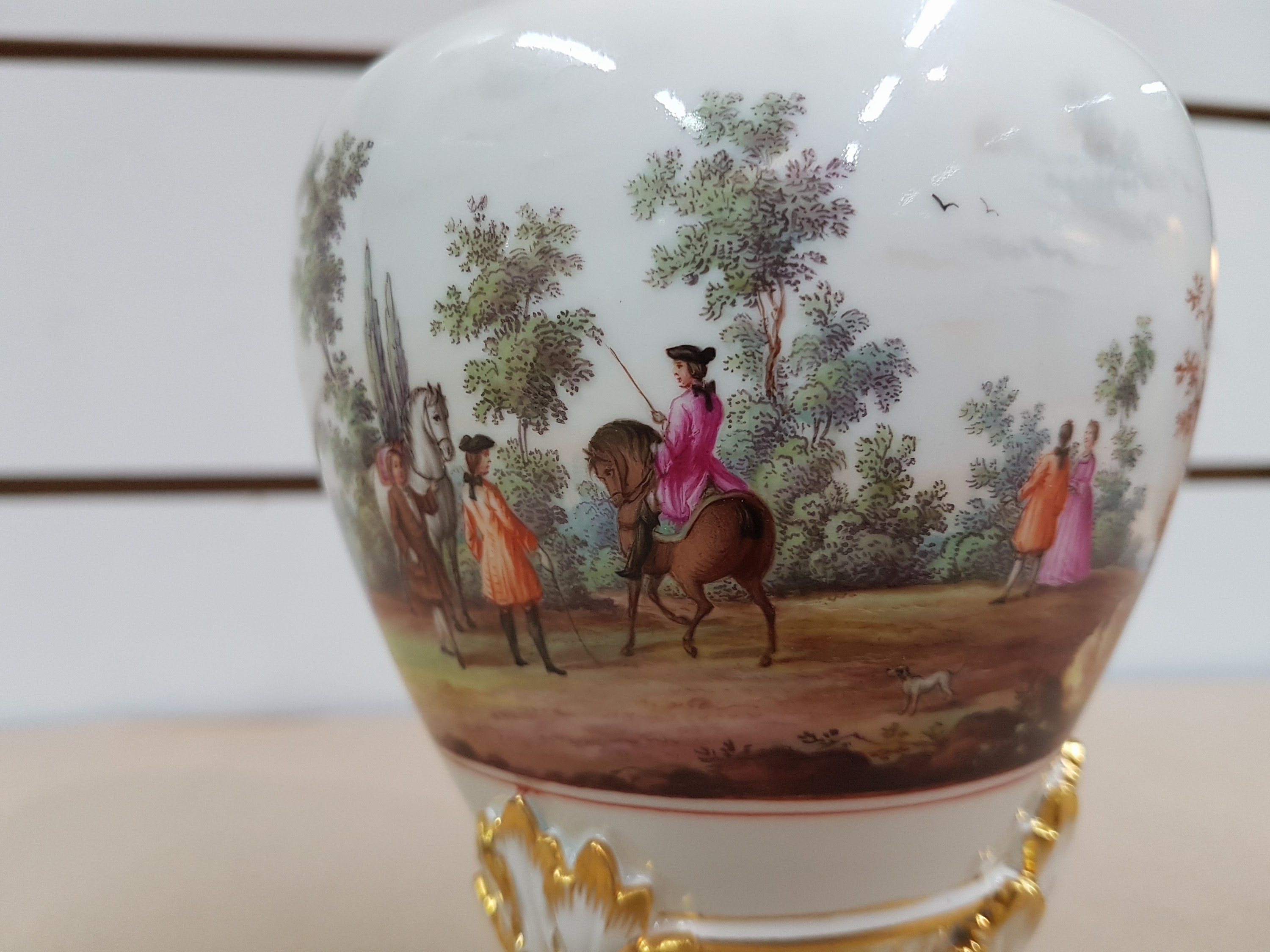 Detail g: Fußvase, Meissen, um 1880/90, Porzellan, 1. Wahl, auf drei Tatzenfüssen stehende Vase, Front mit Wappen der venezianischen Familie Diedo, ...