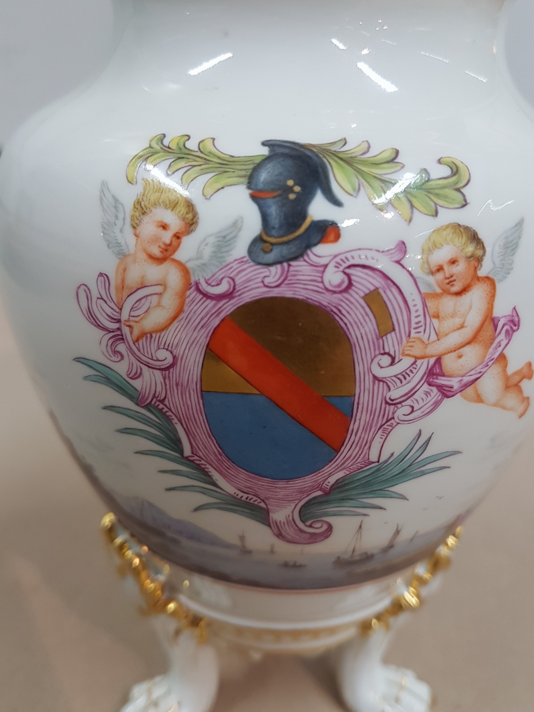 Detail h: Fußvase, Meissen, um 1880/90, Porzellan, 1. Wahl, auf drei Tatzenfüssen stehende Vase, Front mit Wappen der venezianischen Familie Diedo, ...