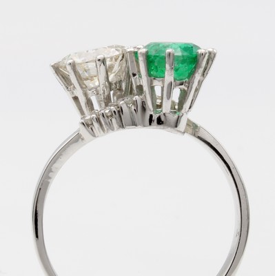 26842952a - Ring mit Smaragd und Brillanten, WG 750/000,Smaragd ca. 1.10 ct, Solitär ca. 1.25 ct ...