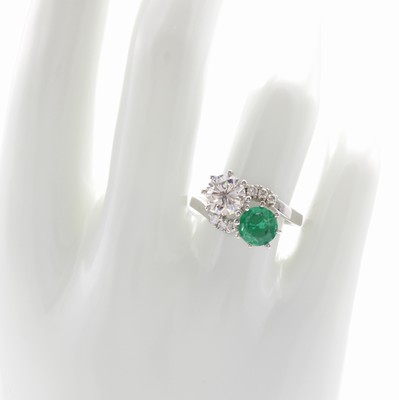 26842952c - Ring mit Smaragd und Brillanten, WG 750/000,Smaragd ca. 1.10 ct, Solitär ca. 1.25 ct ...