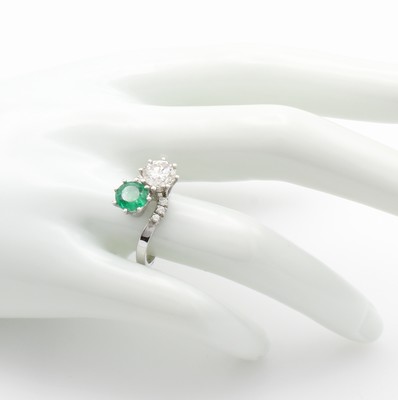 26842952d - Ring mit Smaragd und Brillanten, WG 750/000,Smaragd ca. 1.10 ct, Solitär ca. 1.25 ct ...