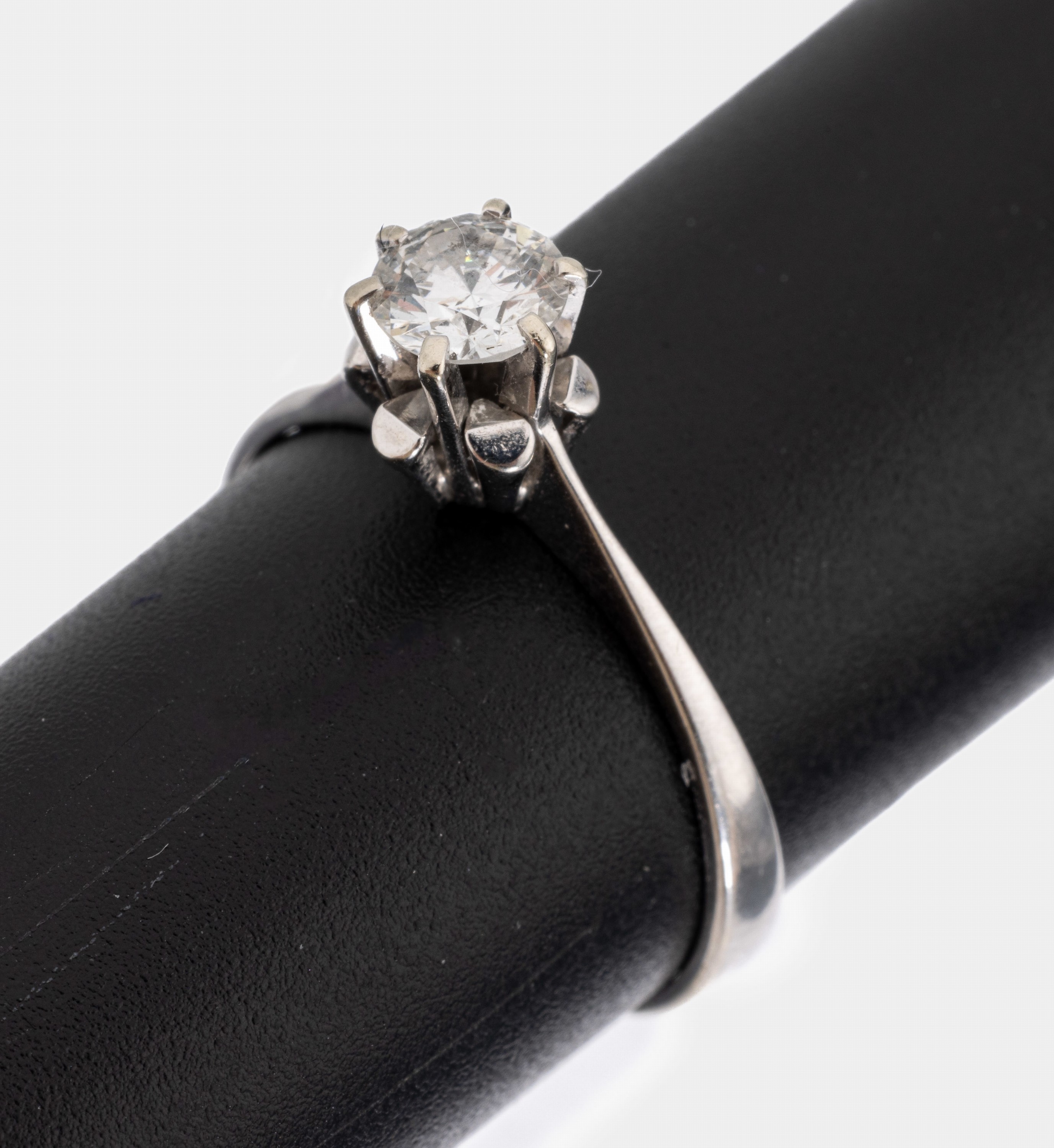 18 kt Gold Brillant-Ring, WG 750/000, Brillant ca. 0.53 ct (grav.) Weiß- l.get.Weiß/p1, RW 58, ca. 2.8 g