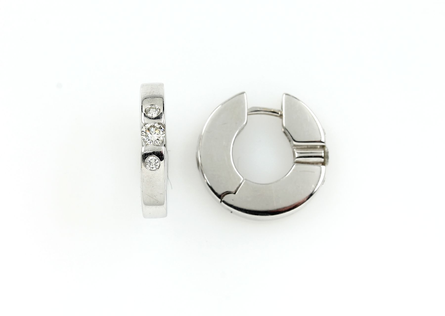 Paar 18 kt Gold Brillant-Creolen, WG 750/000, 6 Brillanten zus. ca. 0.25 ct Weiß/si, ca. 8.2 g