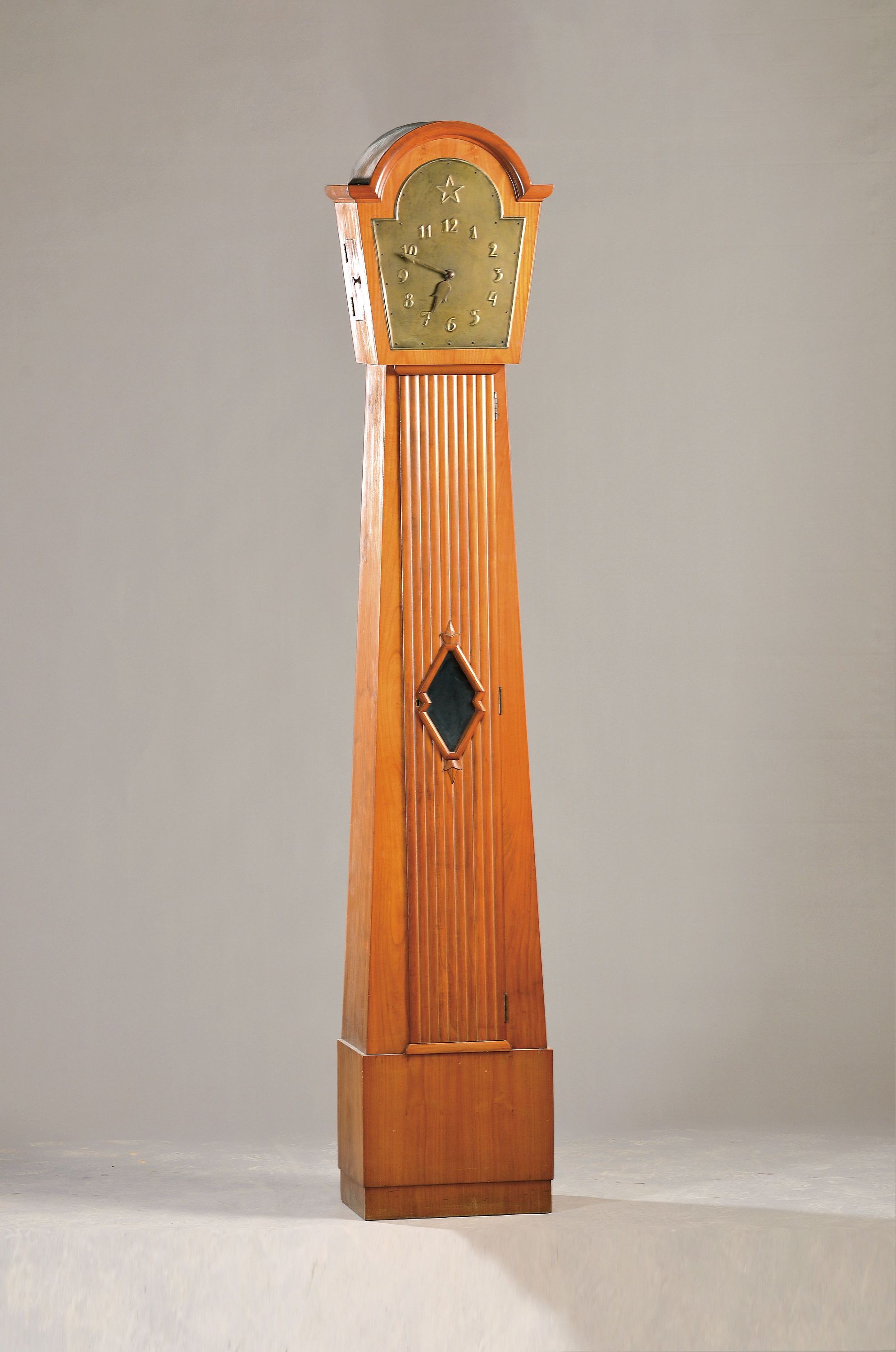 Standuhr, deutsch, Mathias Bauerle, St. Georgen, Schwarzwald um 1920/30, Nußbaum, Türe mit Kannelierung, Schwungbereich des Pendels hinter Glas, ...