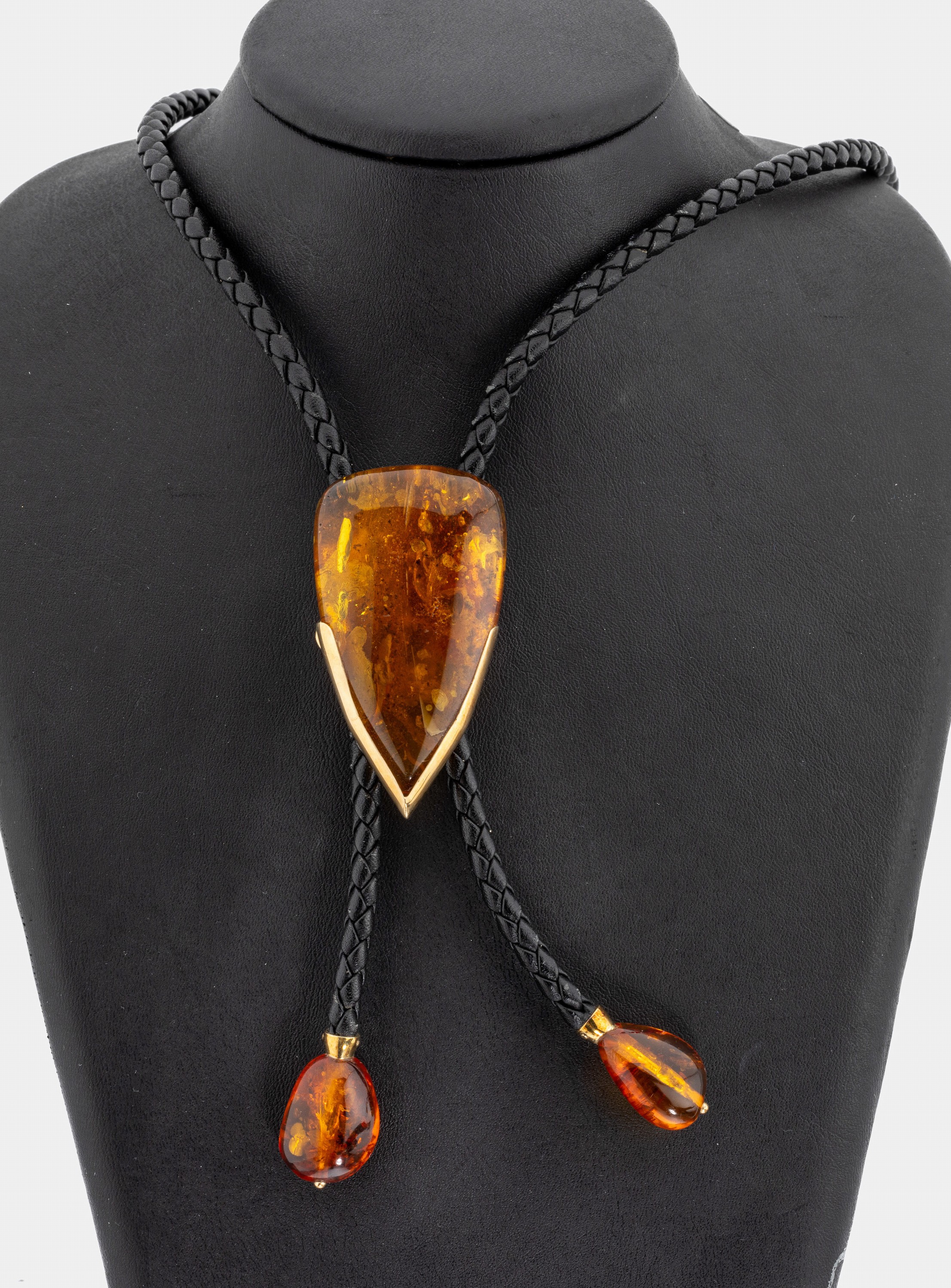 14 kt Gold Bernstein-Collier, GG 585/000, mittig großer Bernsteintropfen, 2 muggelige Bernsteinabhängungen, Meistermarke unged., geflochtenes ...
