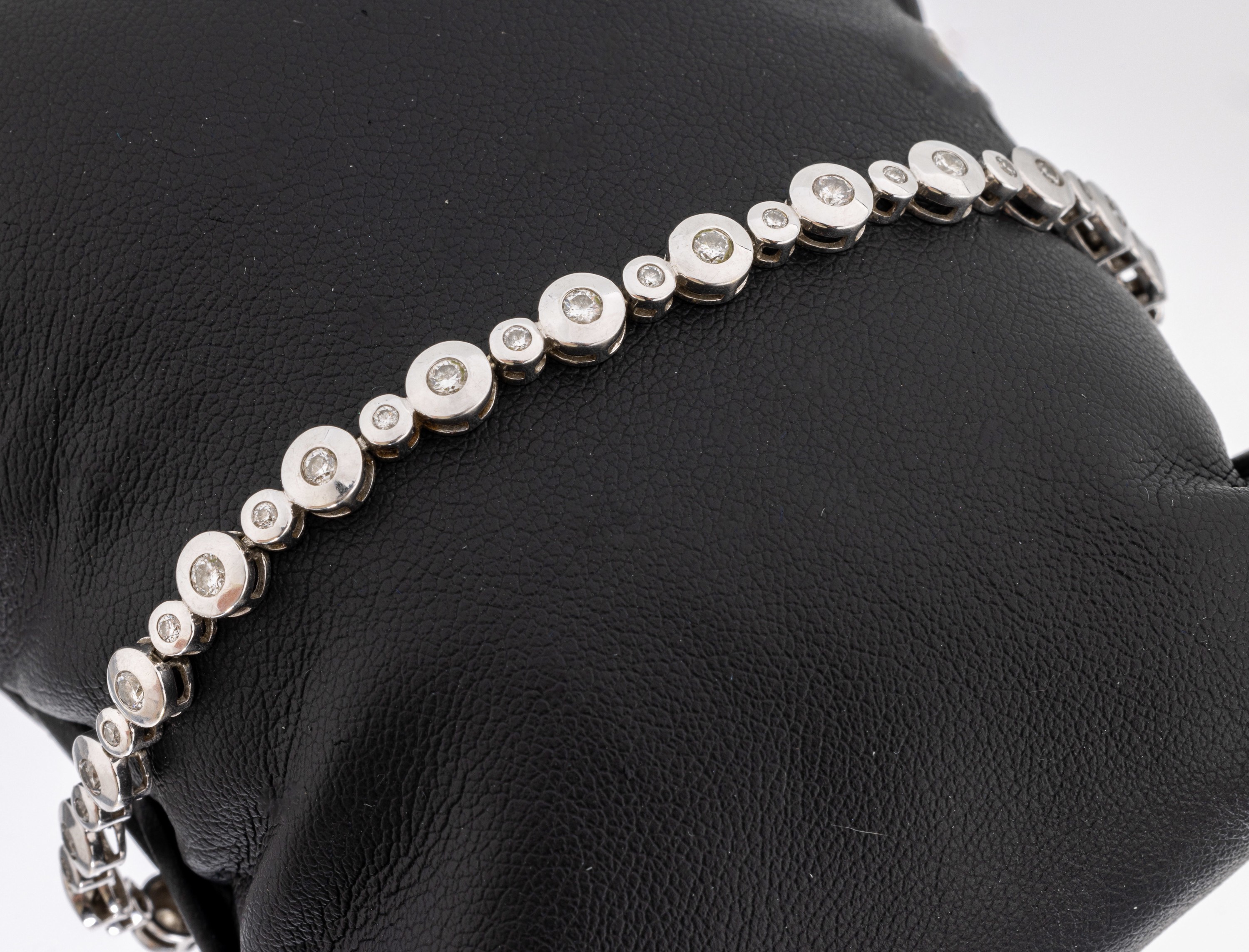 14 kt Gold Brillant-Linienarmband, WG 585/000, 46 Brillanten zus. ca. 1.83 ct Weiß/p1, L. ca. 19 cm, Kastenschloss mit Sicherheitsbügel, ca. 12.2 ...