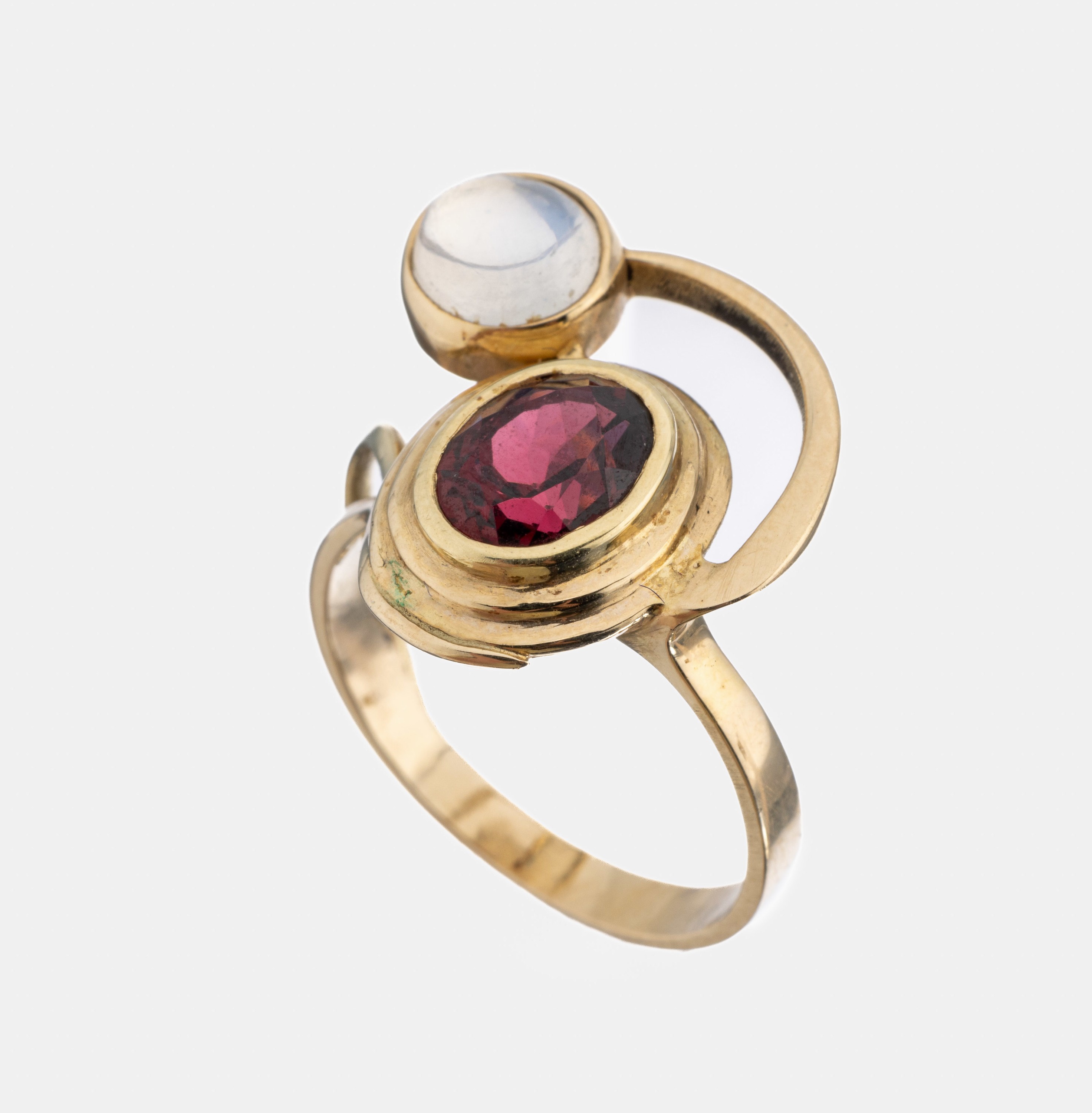 14 kt Gold Farbstein-Ring, GG 585/000, ovalfacett. Granat und Mondsteincabochon, Meistermarke unged., ca. 4.6 g, RW 55.5