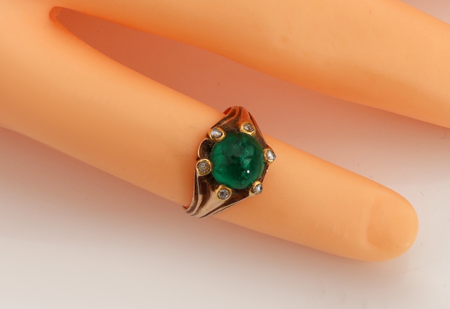 Detail b: 14 kt Gold Smaragd-Diamant-Ring, GG 585/000, um 1820, Smaragd-Cabochon (beschädigt) kl. Diamantrosen, ca. 3.8 g, altersbed. guter Zustand, RW 51, ...