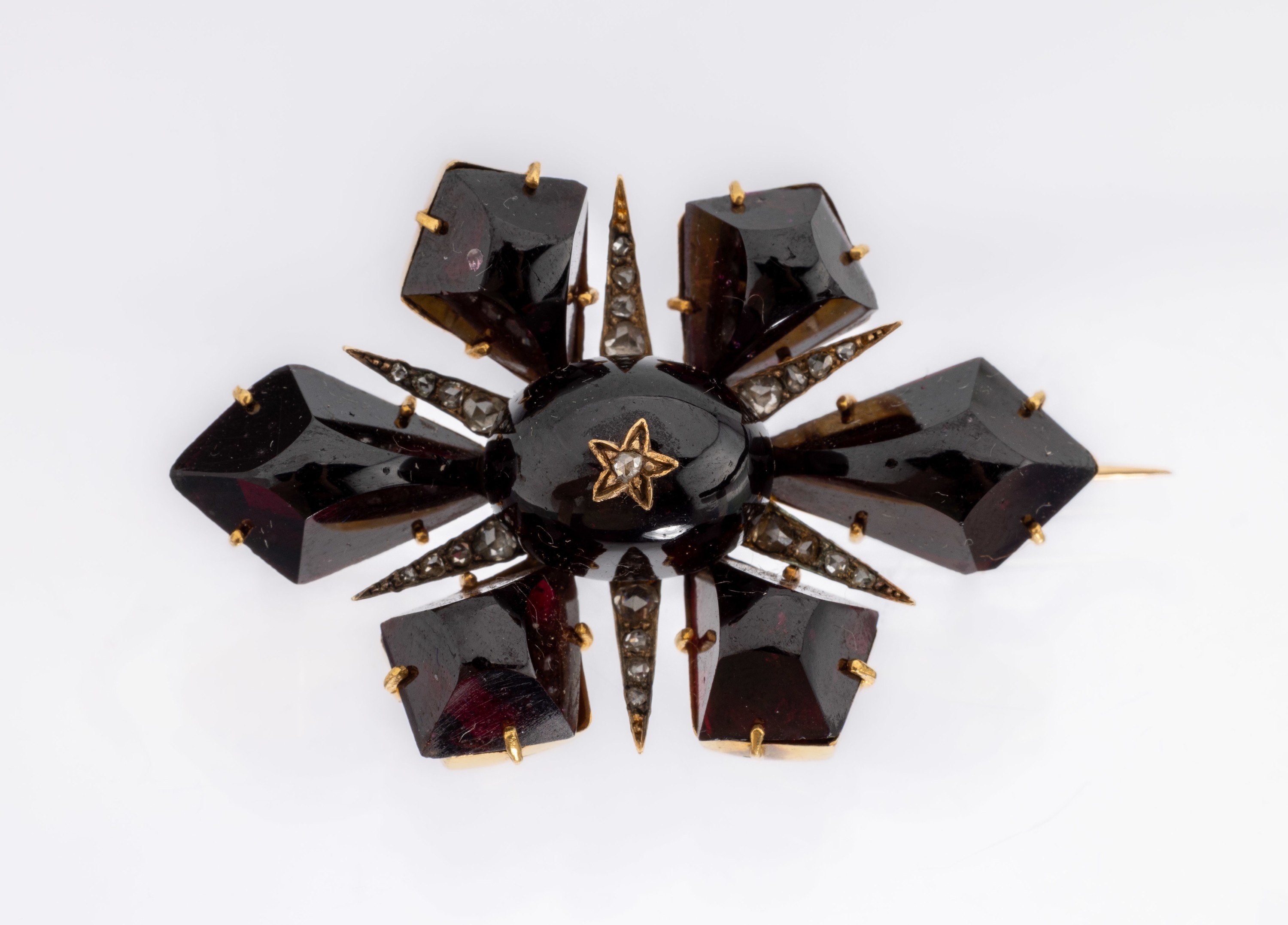 18 kt Gold Almandin-Diamant-Brosche, um 1820, GG 750/000 gepr., 7 Almandine, facett. und Cabochon, kl. Diamantrosen, rückseitig verbödet, ...
