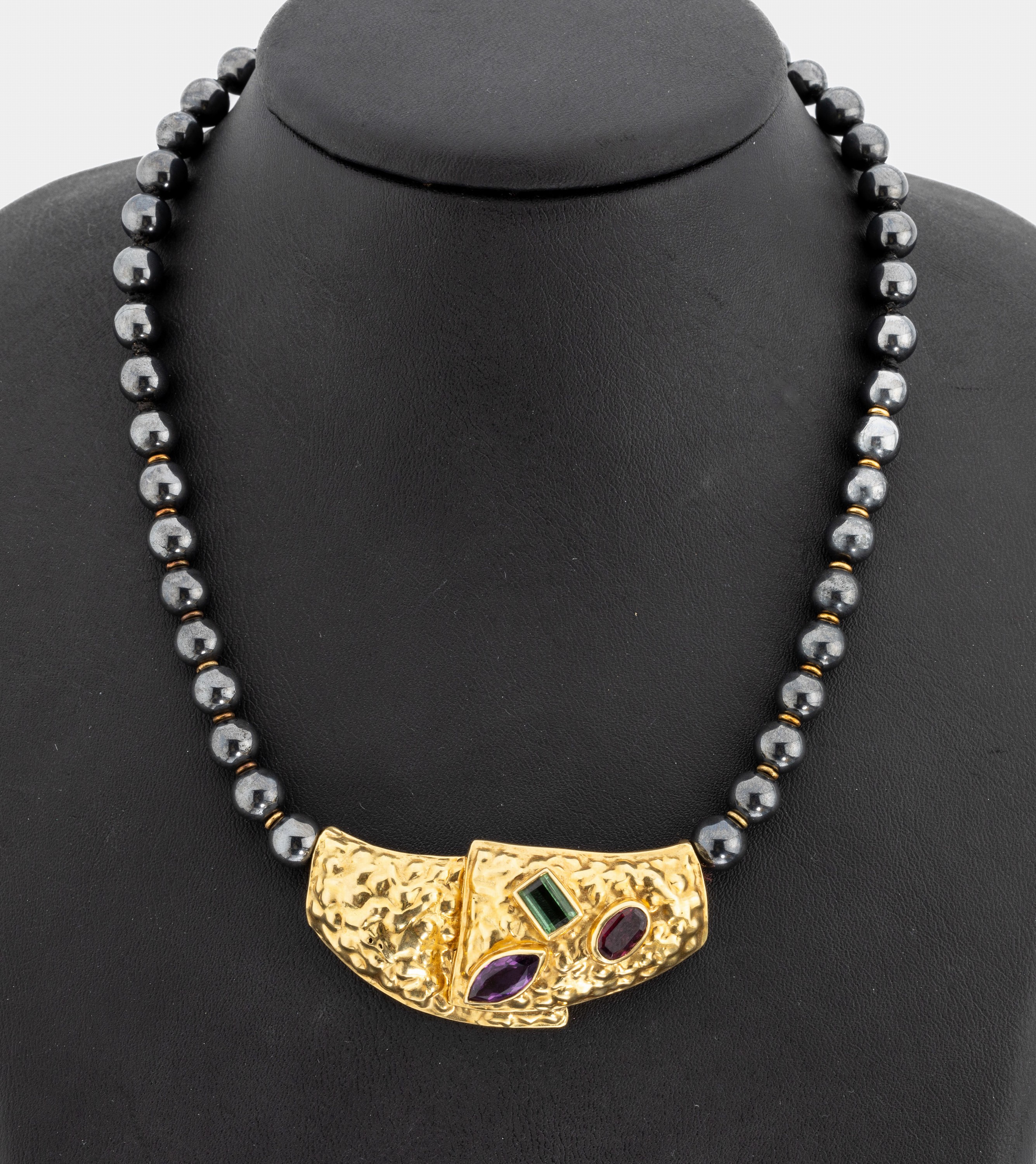 18 kt Gold Farbstein-Collier, GG 750/000, an Hämatitkugelkette, 1970er Jahre, Mittelmontur Turmalin- und Amethystbesatz, Hammerschlagverzierung, ...