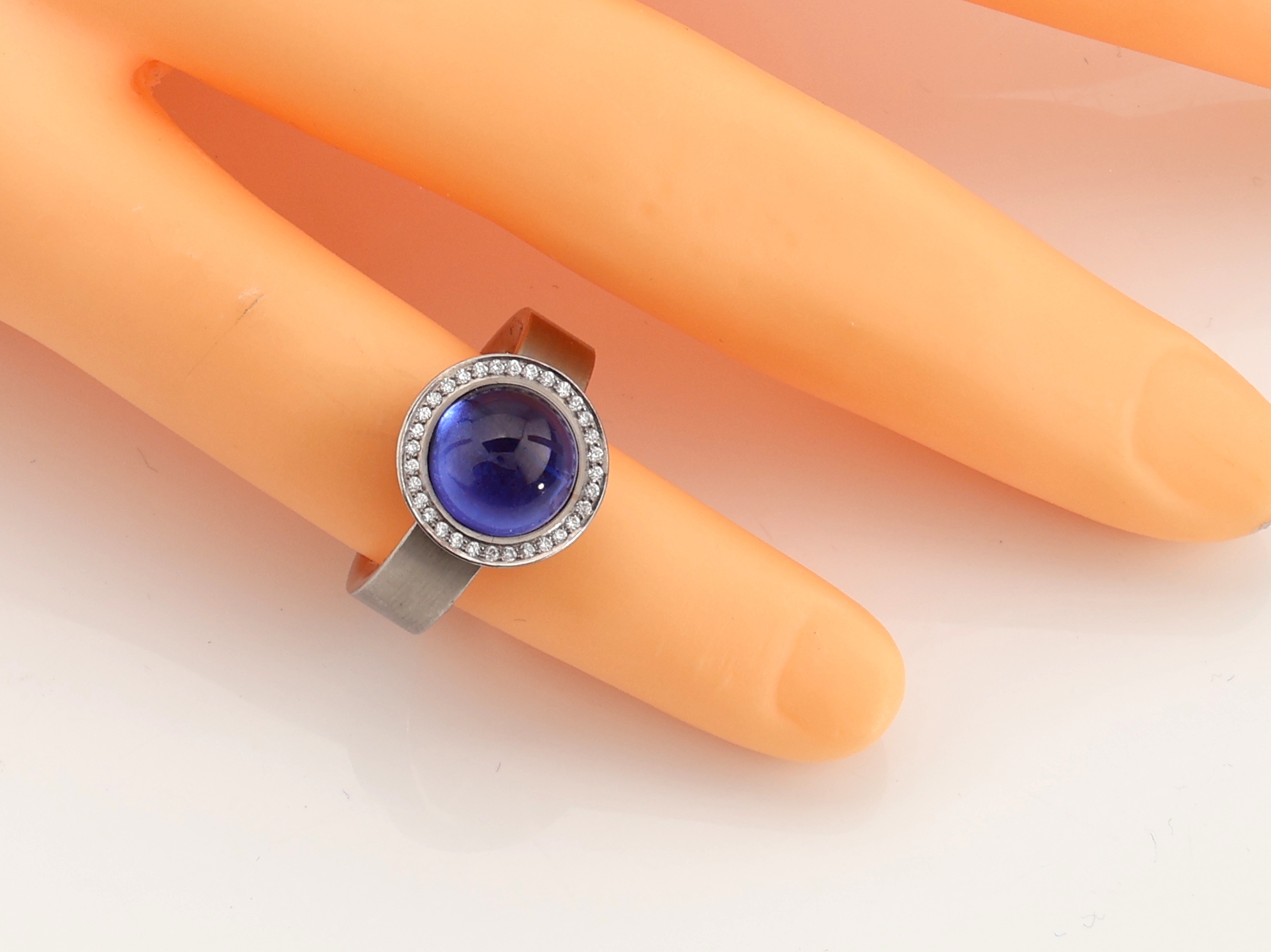 Detail b: Palladium Tansanit-Brillant-Ring, 950er Palladium, Tansanit Cabochon ca. 3.80 ctumgeben von Brillanten zus. ca. 0.21 ct Weiß/si, ca. 11.5 g, RW 53