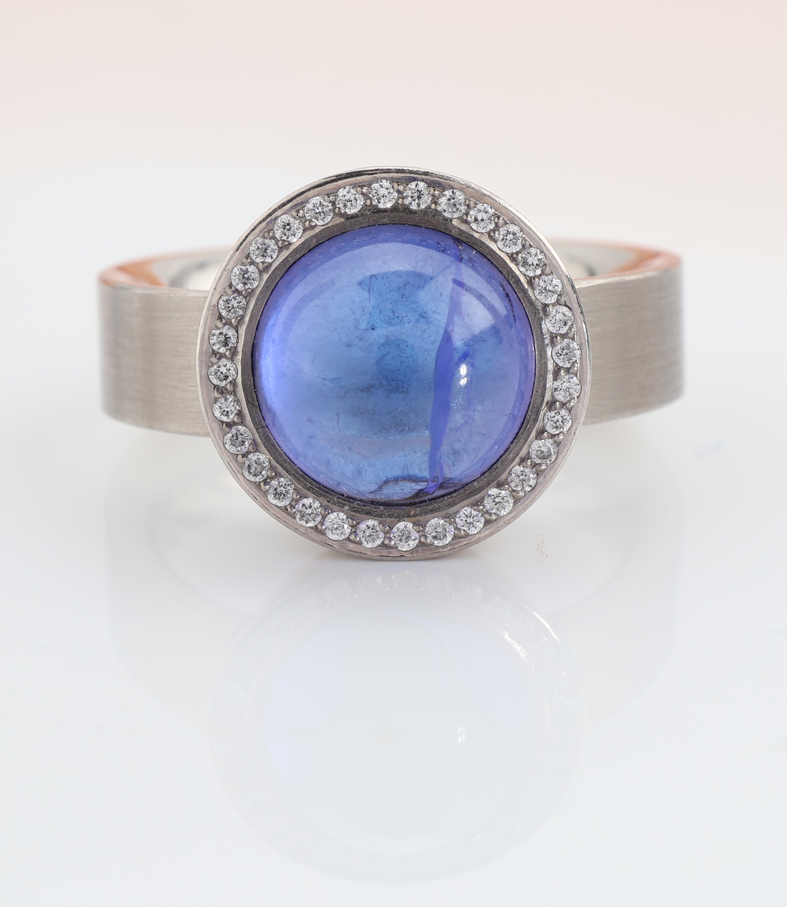 Detail c: Palladium Tansanit-Brillant-Ring, 950er Palladium, Tansanit Cabochon ca. 3.80 ctumgeben von Brillanten zus. ca. 0.21 ct Weiß/si, ca. 11.5 g, RW 53