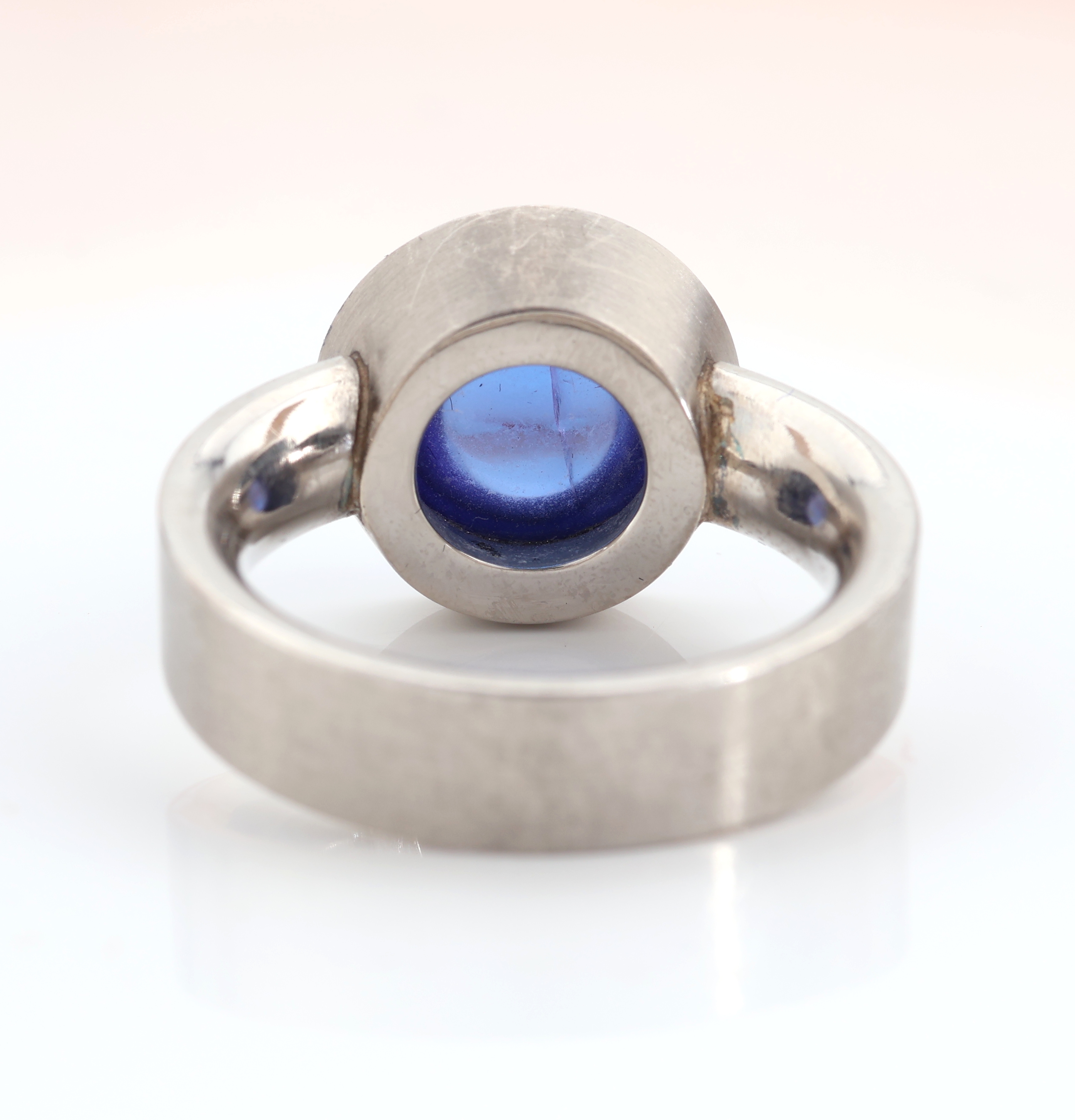 Detail d: Palladium Tansanit-Brillant-Ring, 950er Palladium, Tansanit Cabochon ca. 3.80 ctumgeben von Brillanten zus. ca. 0.21 ct Weiß/si, ca. 11.5 g, RW 53