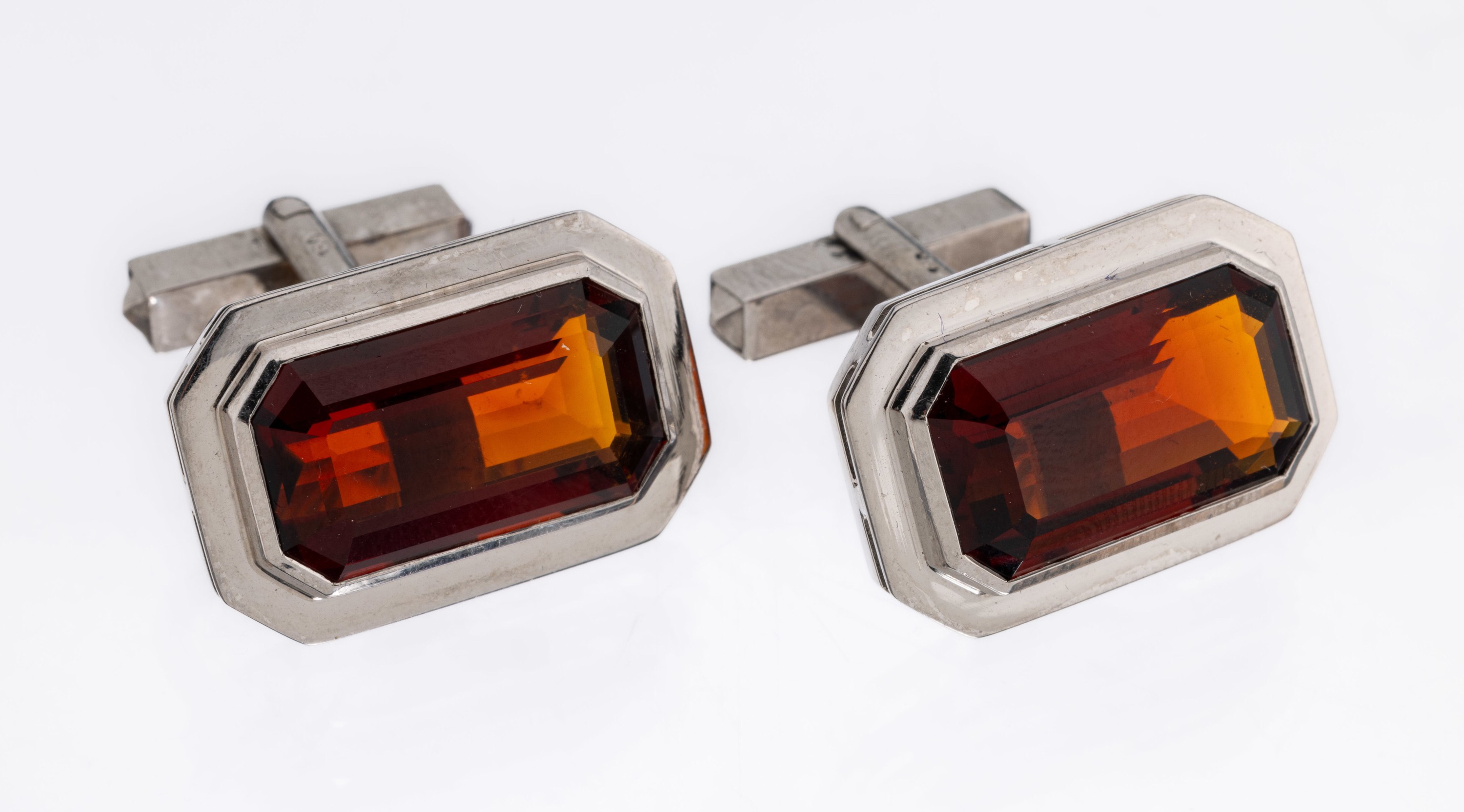 Paar 18 kt Gold Citrin-Manschettenknöpfe, WG 750/000, 2 facett. dunkle Citrine im Emerald Cut, ca. 21.1 g