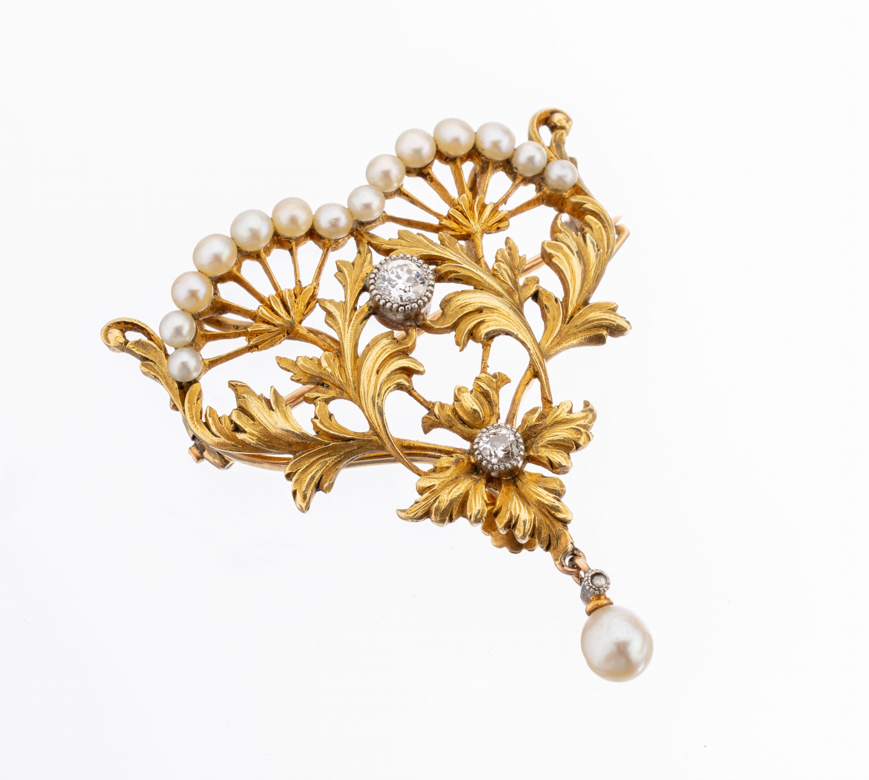 18 kt Gold Jugendstil Diamant-Perl- Brosche/Anhänger, um 1910 GG 750/000, 3 Altschliffdiamanten, Perlchenbesatz, abstr.- florale Konzeption, ...