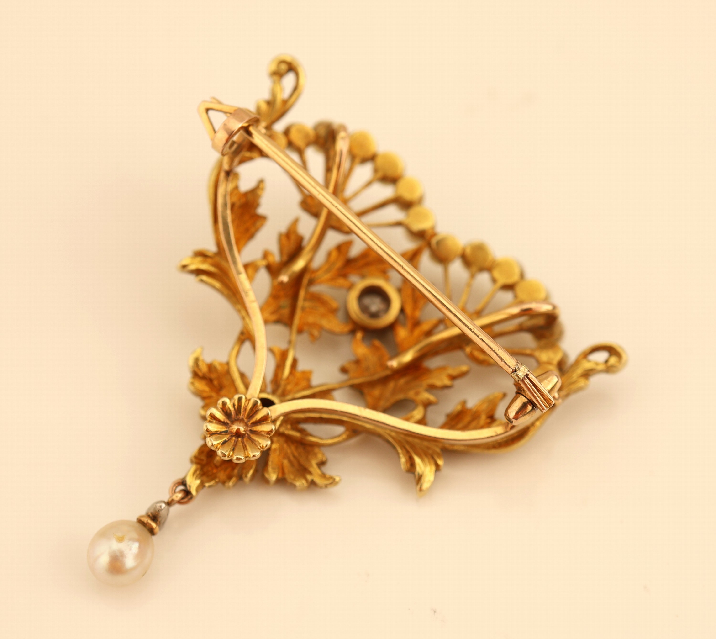 Detail a: 18 kt Gold Jugendstil Diamant-Perl- Brosche/Anhänger, um 1910 GG 750/000, 3 Altschliffdiamanten, Perlchenbesatz, abstr.- florale Konzeption, ...