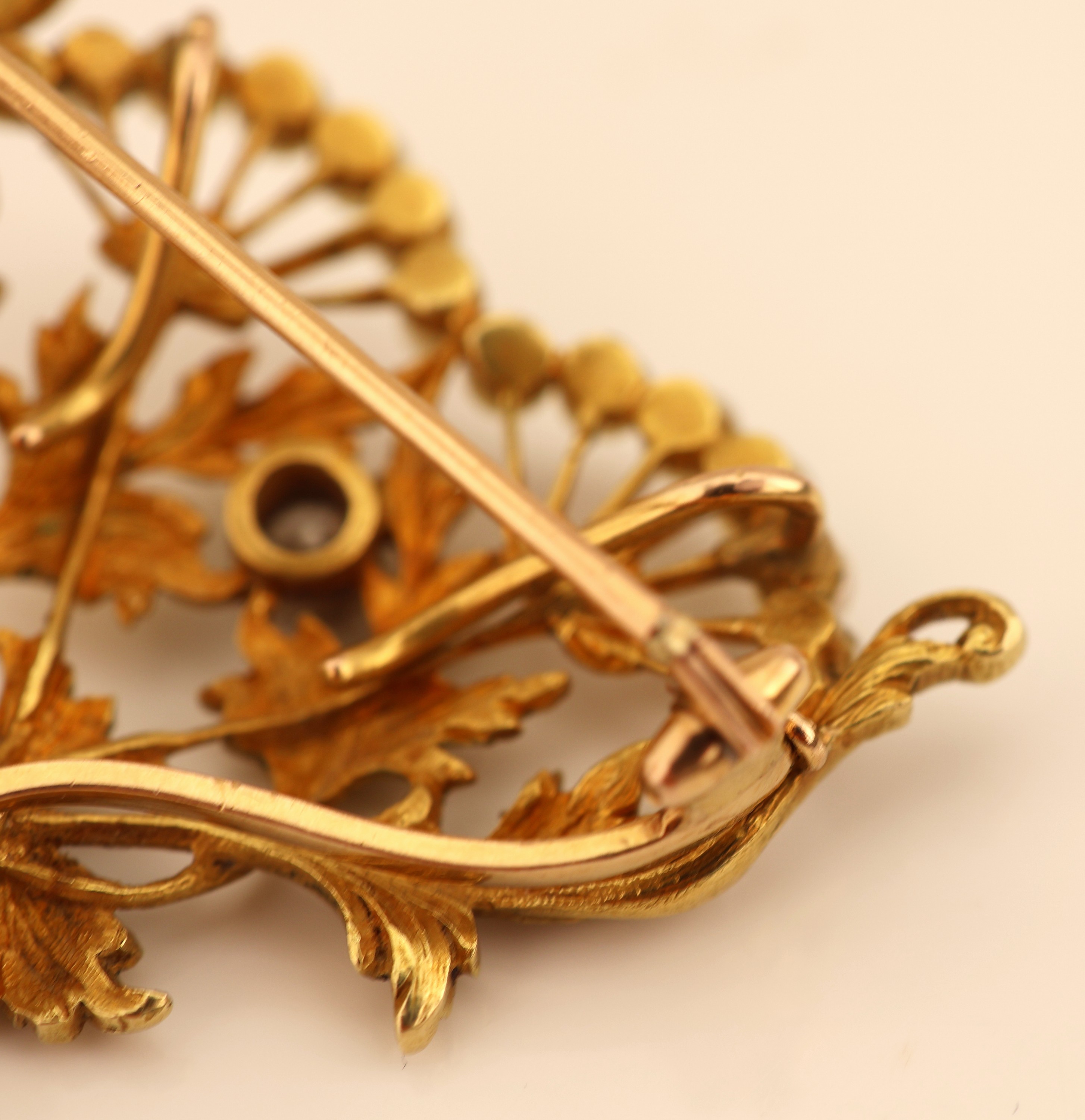 Detail b: 18 kt Gold Jugendstil Diamant-Perl- Brosche/Anhänger, um 1910 GG 750/000, 3 Altschliffdiamanten, Perlchenbesatz, abstr.- florale Konzeption, ...