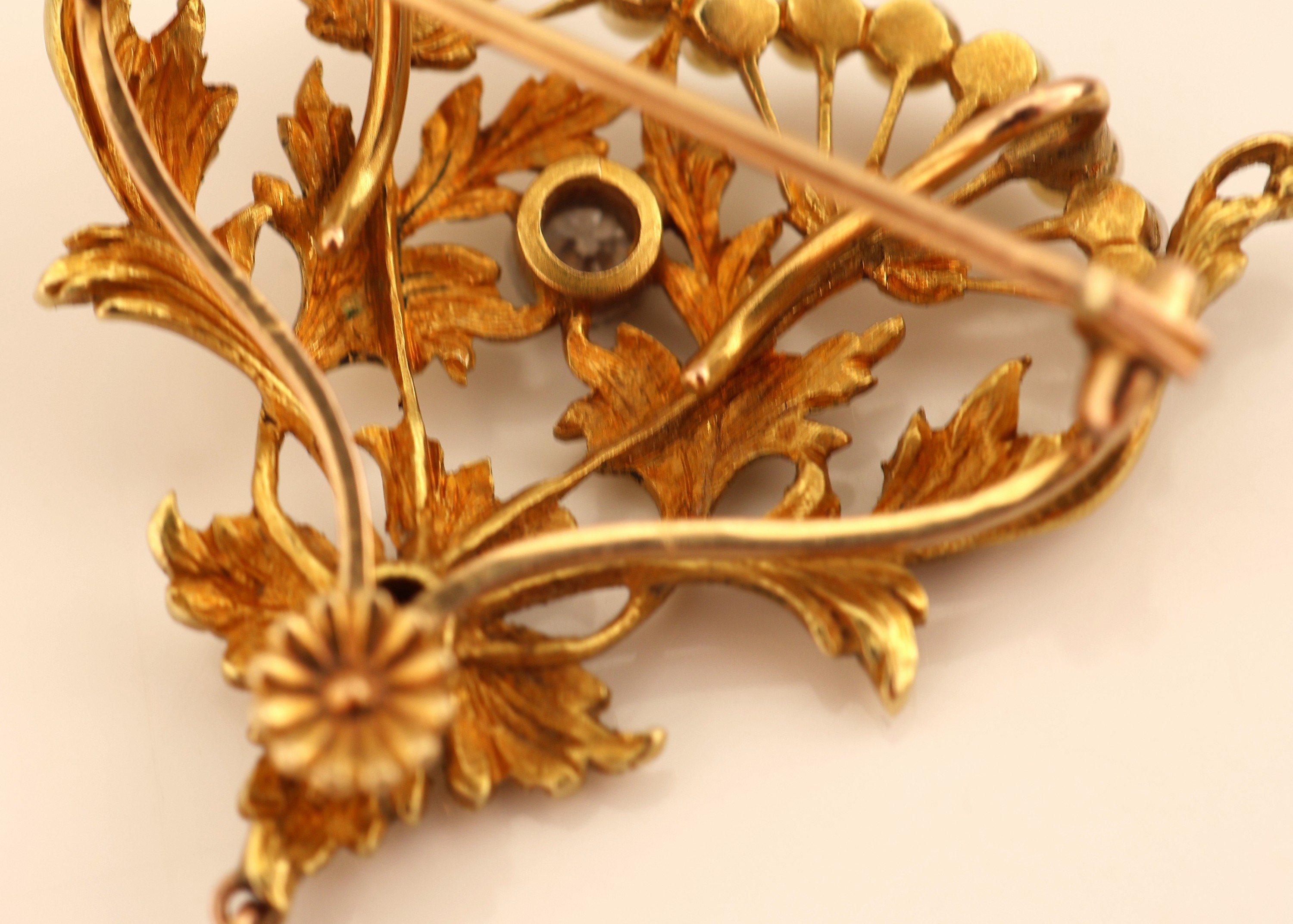 Detail c: 18 kt Gold Jugendstil Diamant-Perl- Brosche/Anhänger, um 1910 GG 750/000, 3 Altschliffdiamanten, Perlchenbesatz, abstr.- florale Konzeption, ...