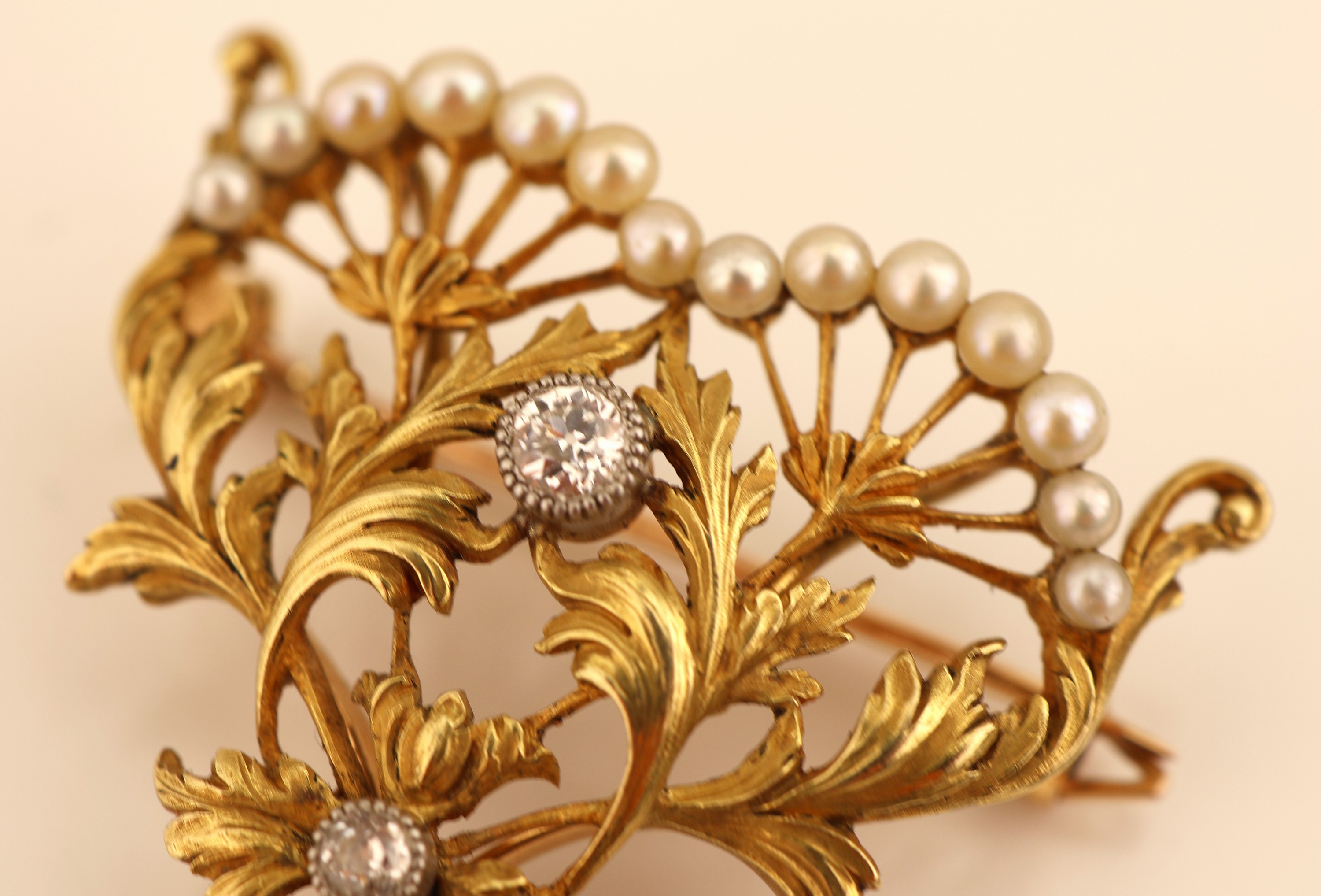 Detail d: 18 kt Gold Jugendstil Diamant-Perl- Brosche/Anhänger, um 1910 GG 750/000, 3 Altschliffdiamanten, Perlchenbesatz, abstr.- florale Konzeption, ...