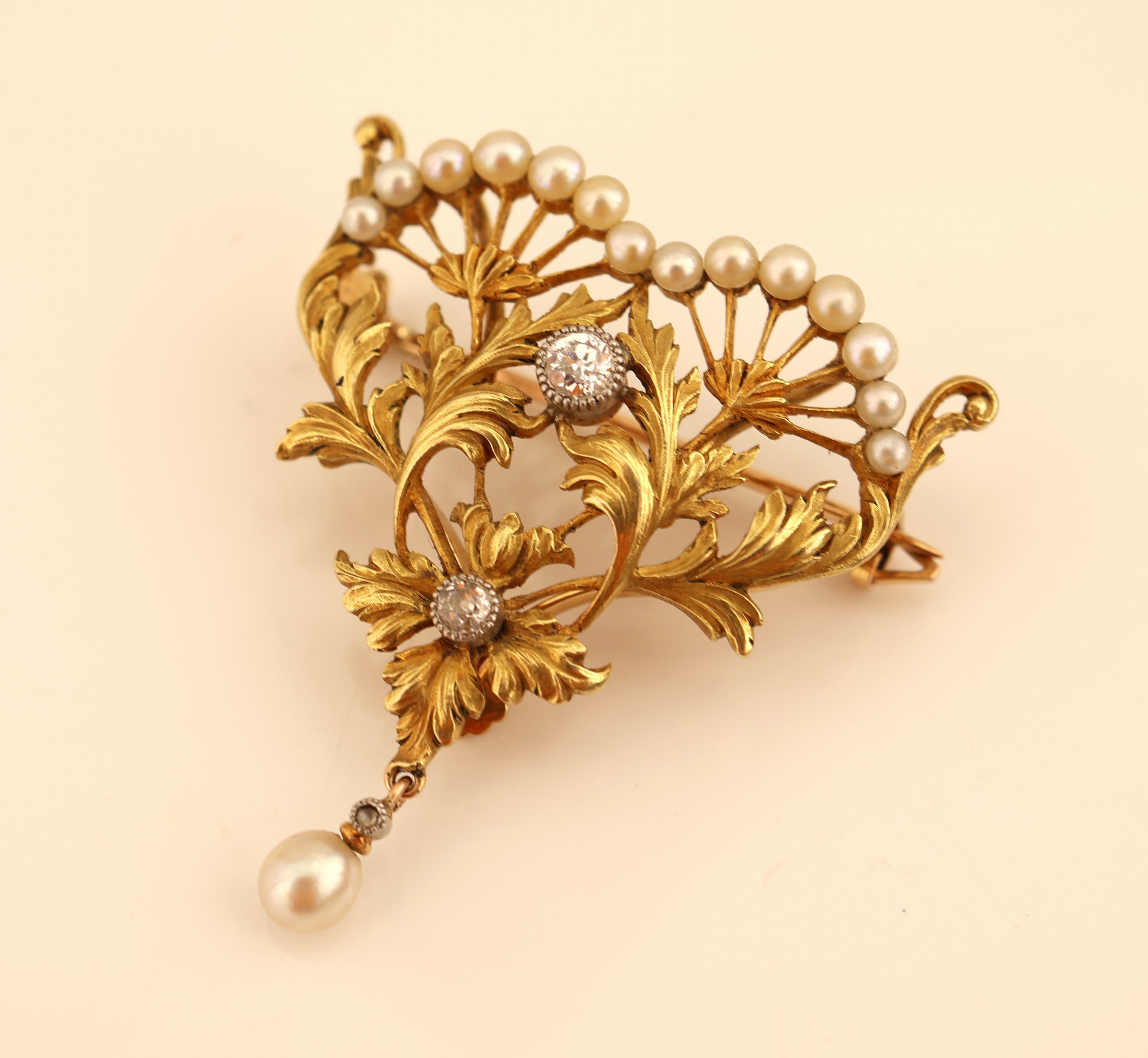 Detail e: 18 kt Gold Jugendstil Diamant-Perl- Brosche/Anhänger, um 1910 GG 750/000, 3 Altschliffdiamanten, Perlchenbesatz, abstr.- florale Konzeption, ...