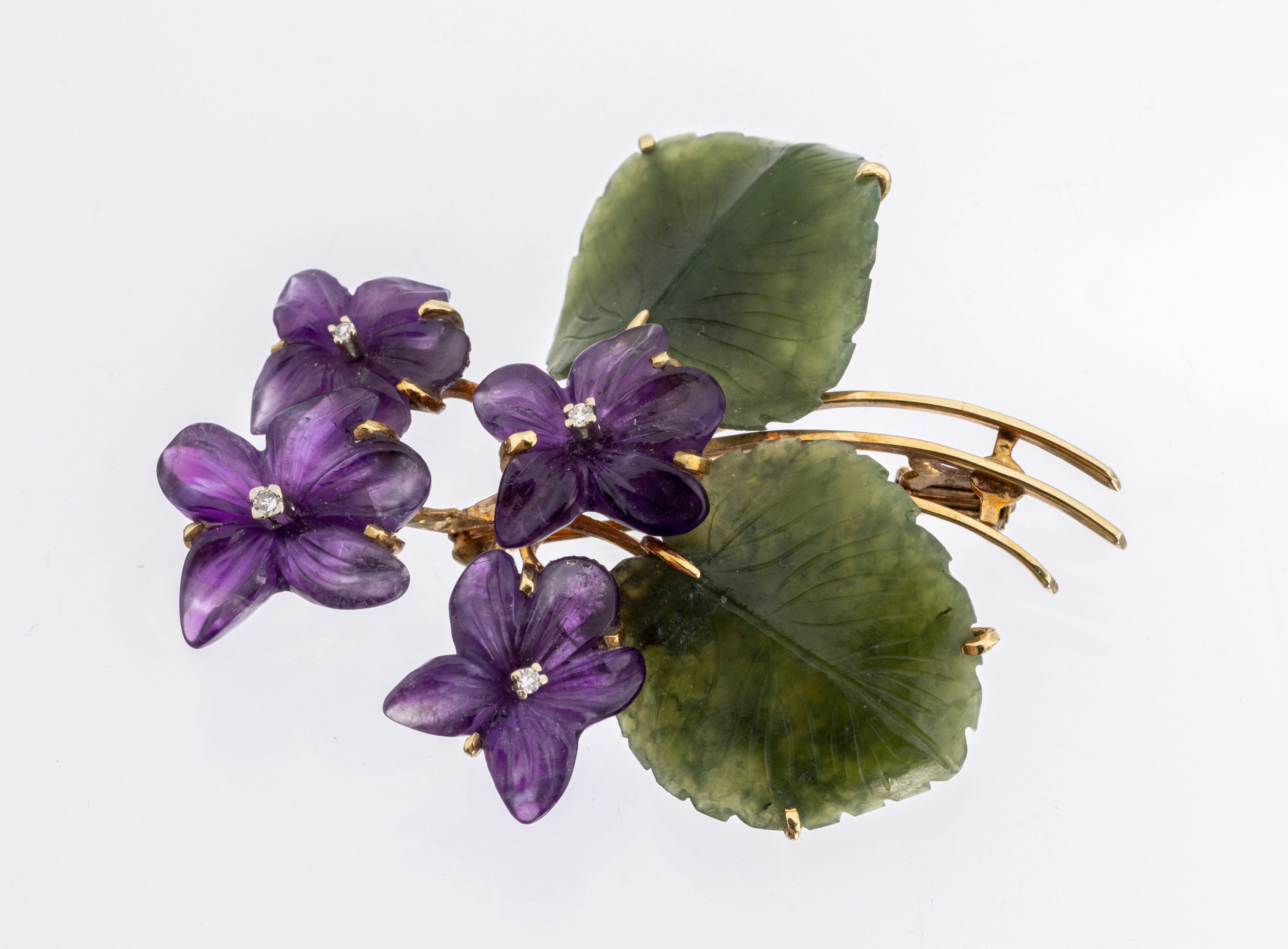 14 kt Gold Farbstein-Blütenbrosche, Pforzheim 1950er Jahre, GG 585/000, Blätter aus Nephrit geschnitten, Blüten Amethyst, Blütenstempel kl. ...