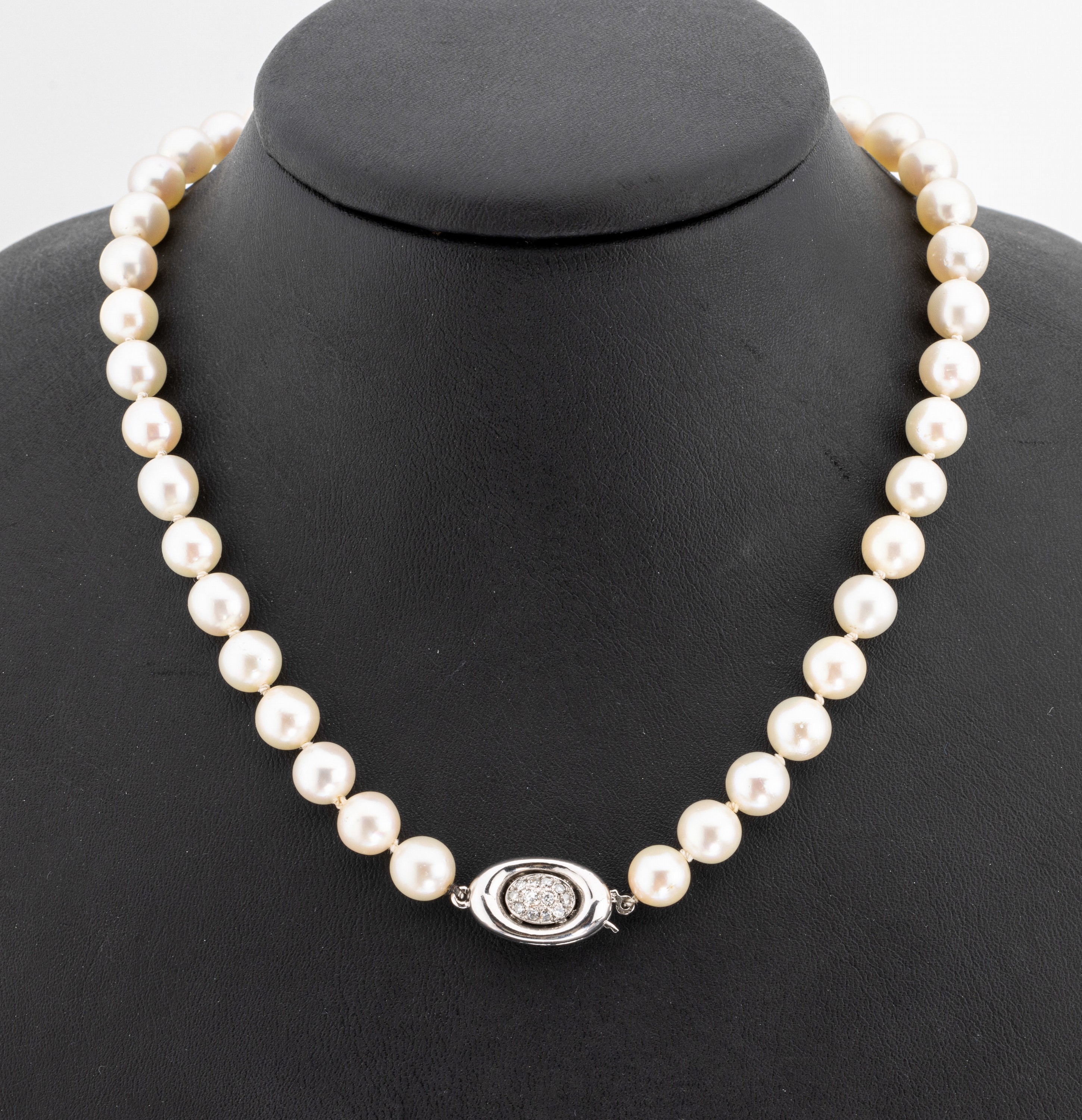 Überlange Zuchtperlenkette an 14 kt Gold Schließe, cremefarb. Zuchtperlen D ca. 7.6 - 7.8 mm, Schließe WG 585/000 mit kl. Diamant-besatz, L. ca. ...