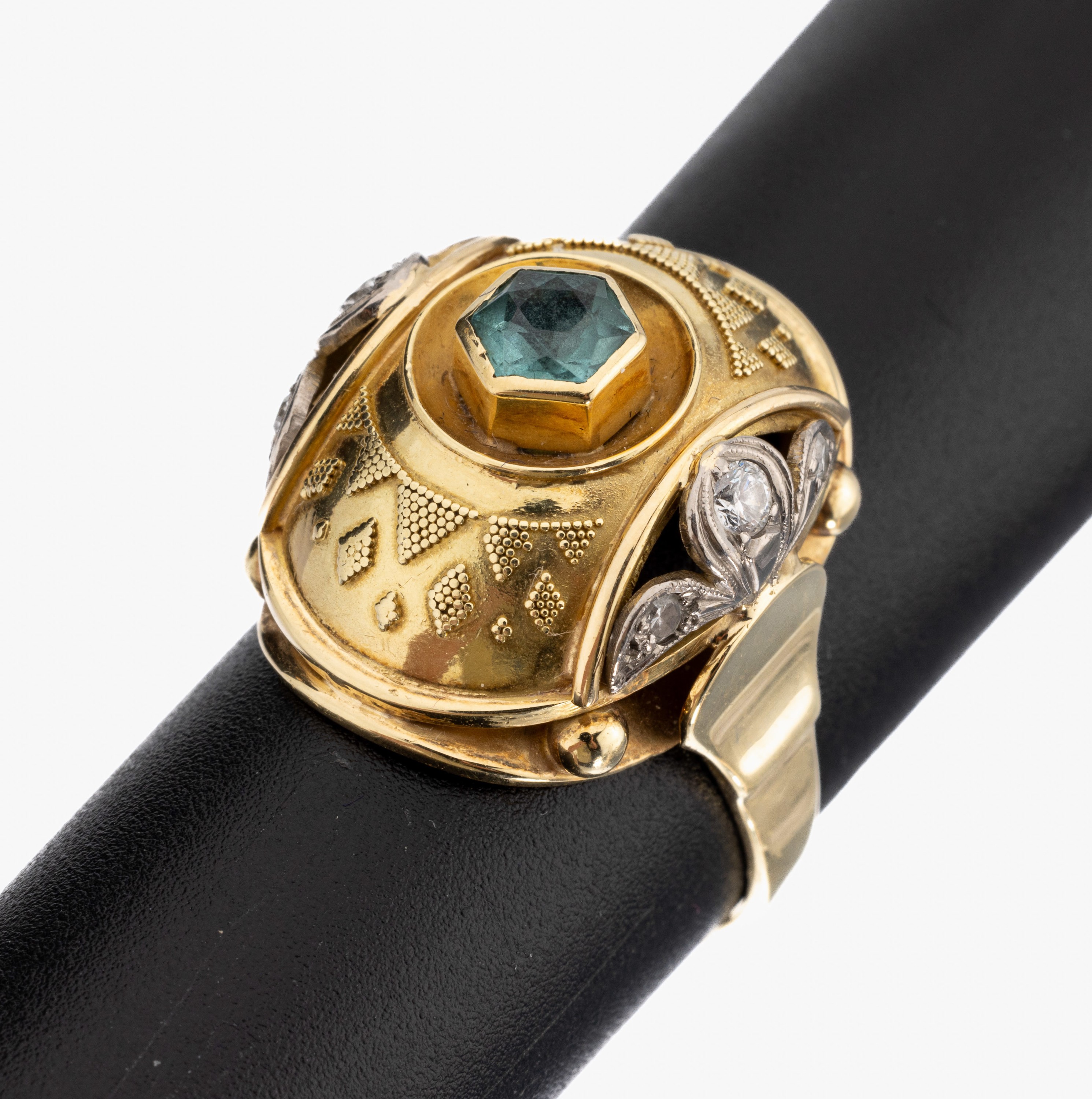 14 kt Gold Aquamarin-Diamant-Ring, um 1930, GG 585/000, deutsch, mit Granulaten in Rauten und Dreiecken, seitl. 2 in WG gefasste Brillanten und 4 ...